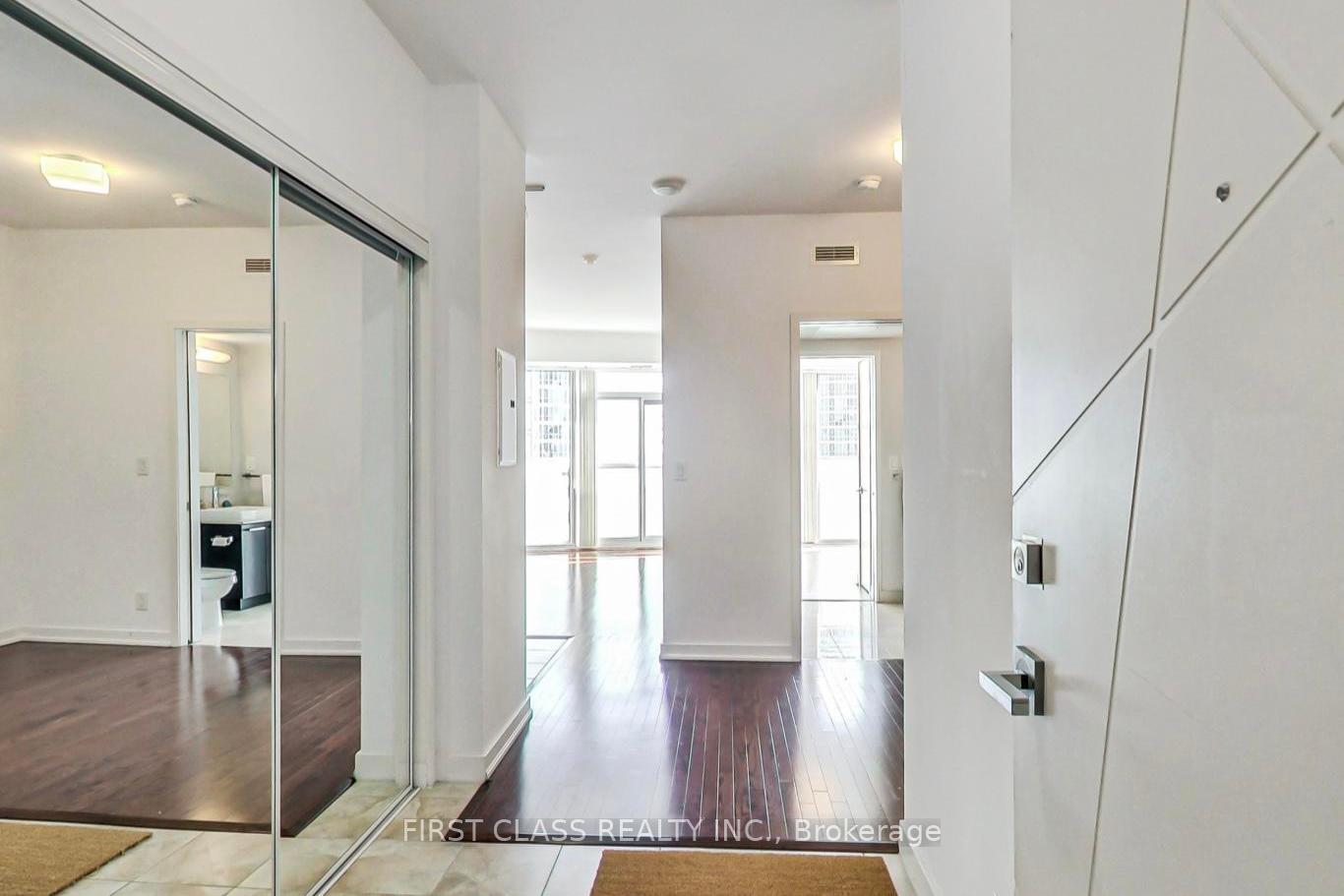 #2003 - 12 York St, Toronto, ON M5J0A9 | 1 Bedroom 1 Bathroom Condo Apt | Image 3
