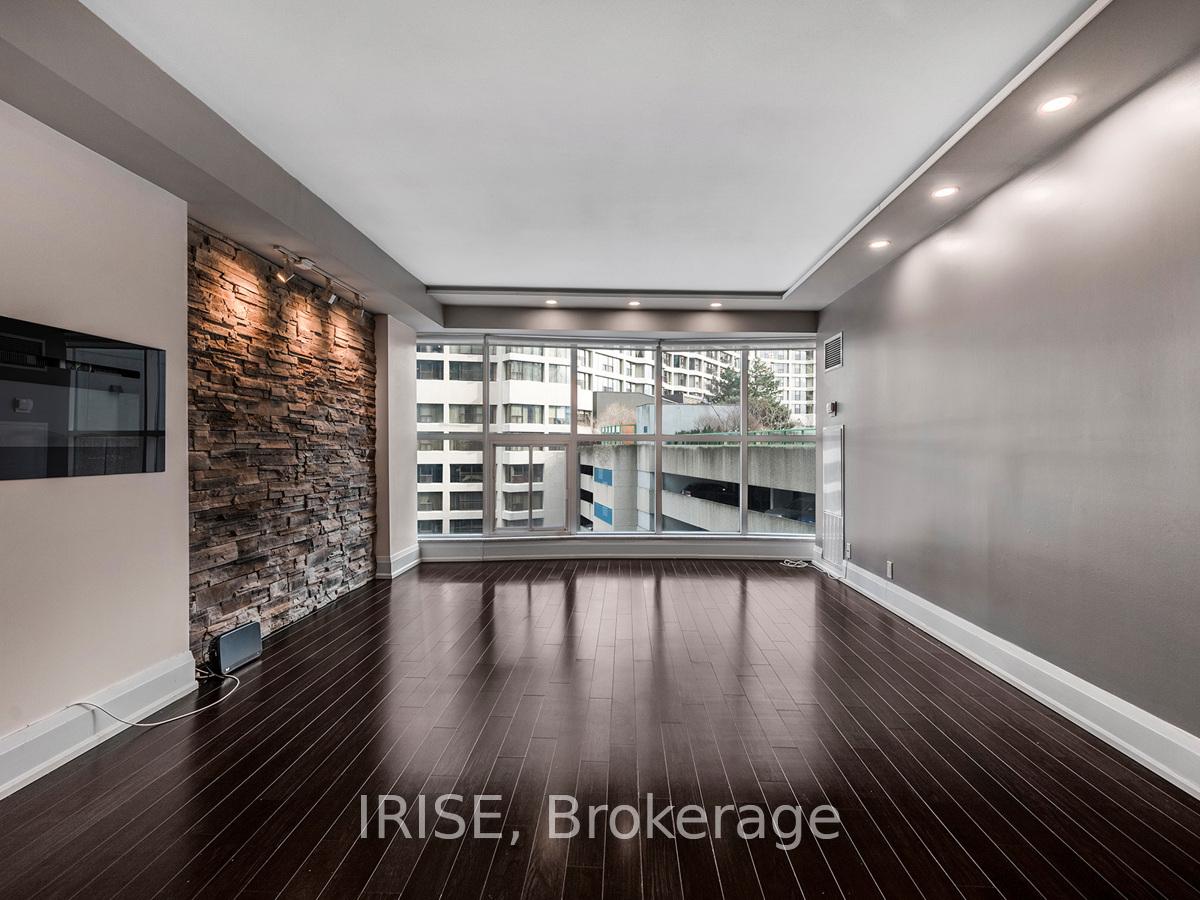 #806 - 77 Harbour Sq, Toronto, ON M5J2S2 | 1 Bedroom 1 Bathroom Condo Apt | Image 3