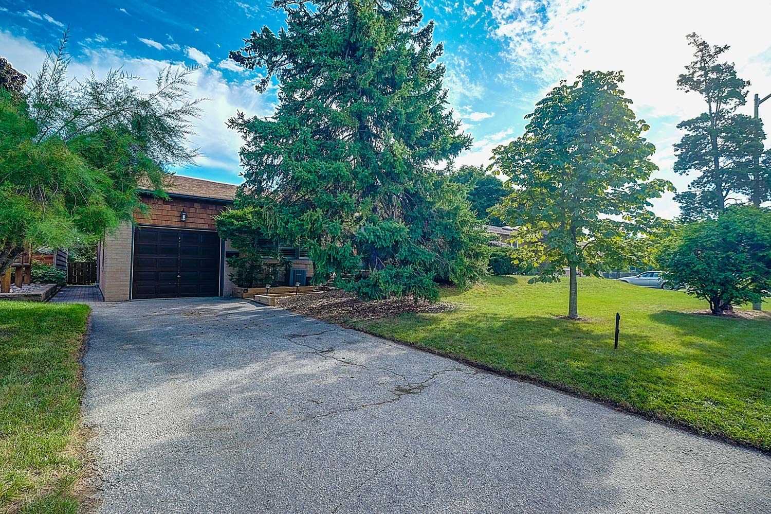 28 Ptarmigan Cres, Toronto, ON M3A1W3 | 3 Bedroom 2 Bathroom Detached House | Image 2