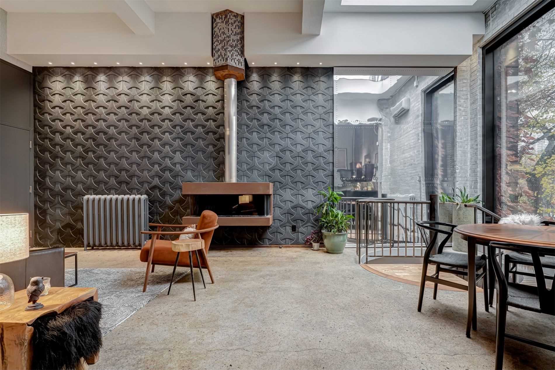 #204 - 264 Seaton St, Toronto, ON M5A2T4 | 2 Bedroom 2 Bathroom Condo Apt | Image 3