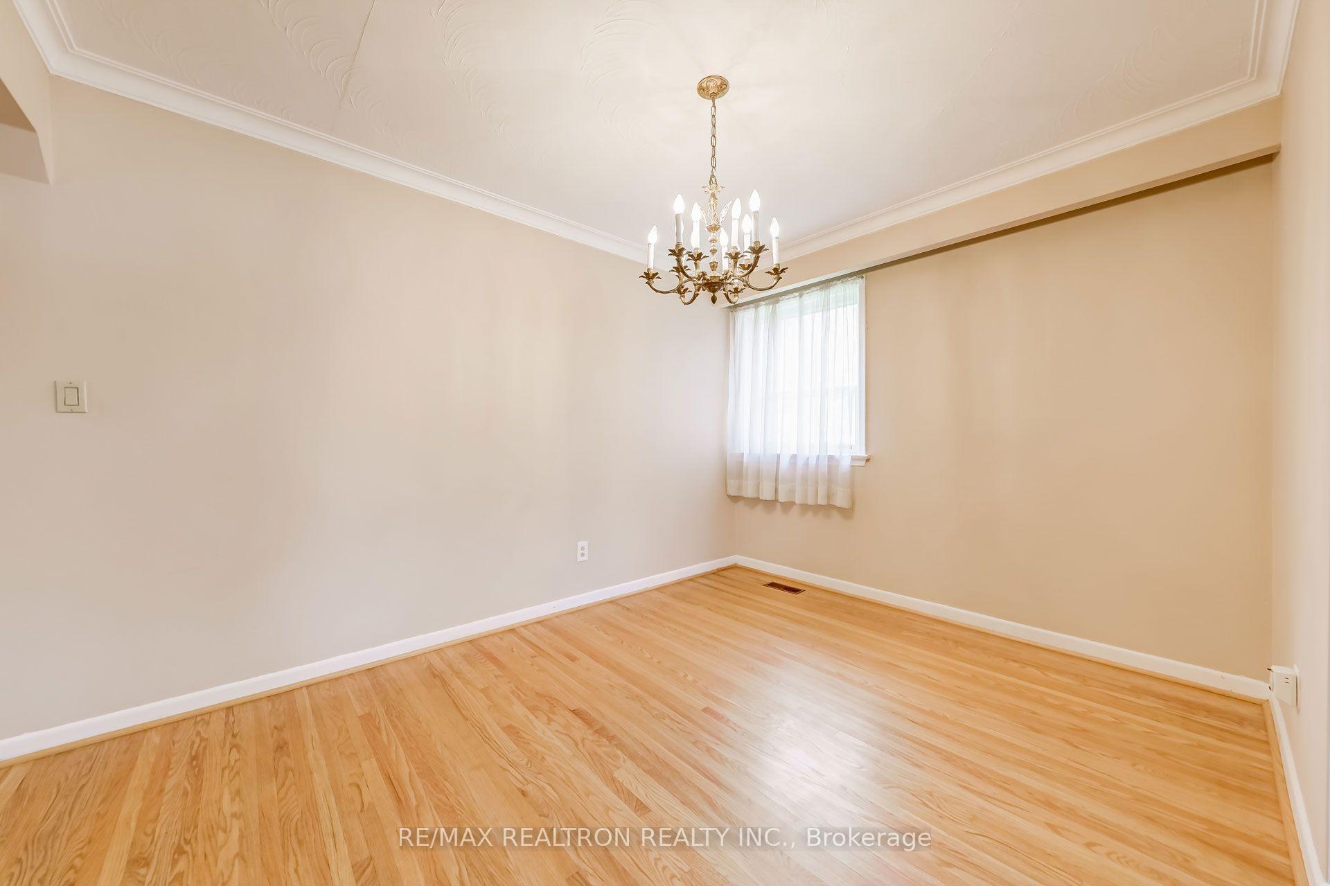 31 Bowerbank Dr, Toronto, ON M2M1Z9 | 3 Bedroom 2 Bathroom Detached House | Image 10