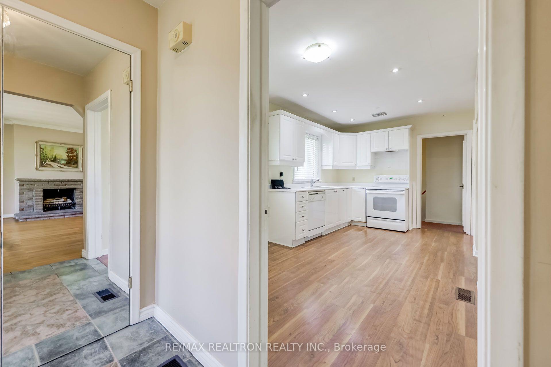 31 Bowerbank Dr, Toronto, ON M2M1Z9 | 3 Bedroom 2 Bathroom Detached House | Image 15