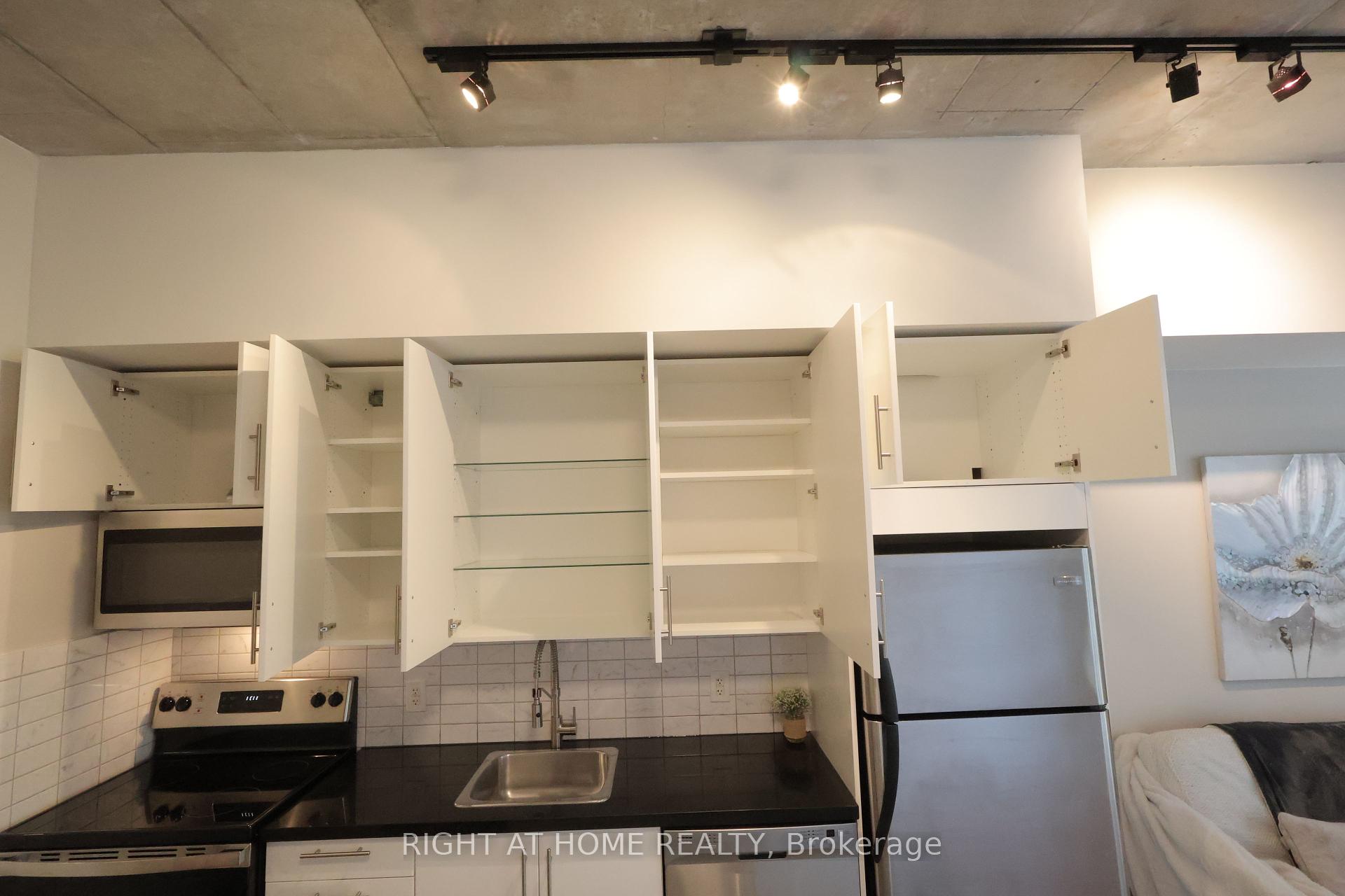 #208 - 33 Mill St, Toronto, ON M5A3R3 | 1 Bedroom 1 Bathroom Condo Apt | Image 1