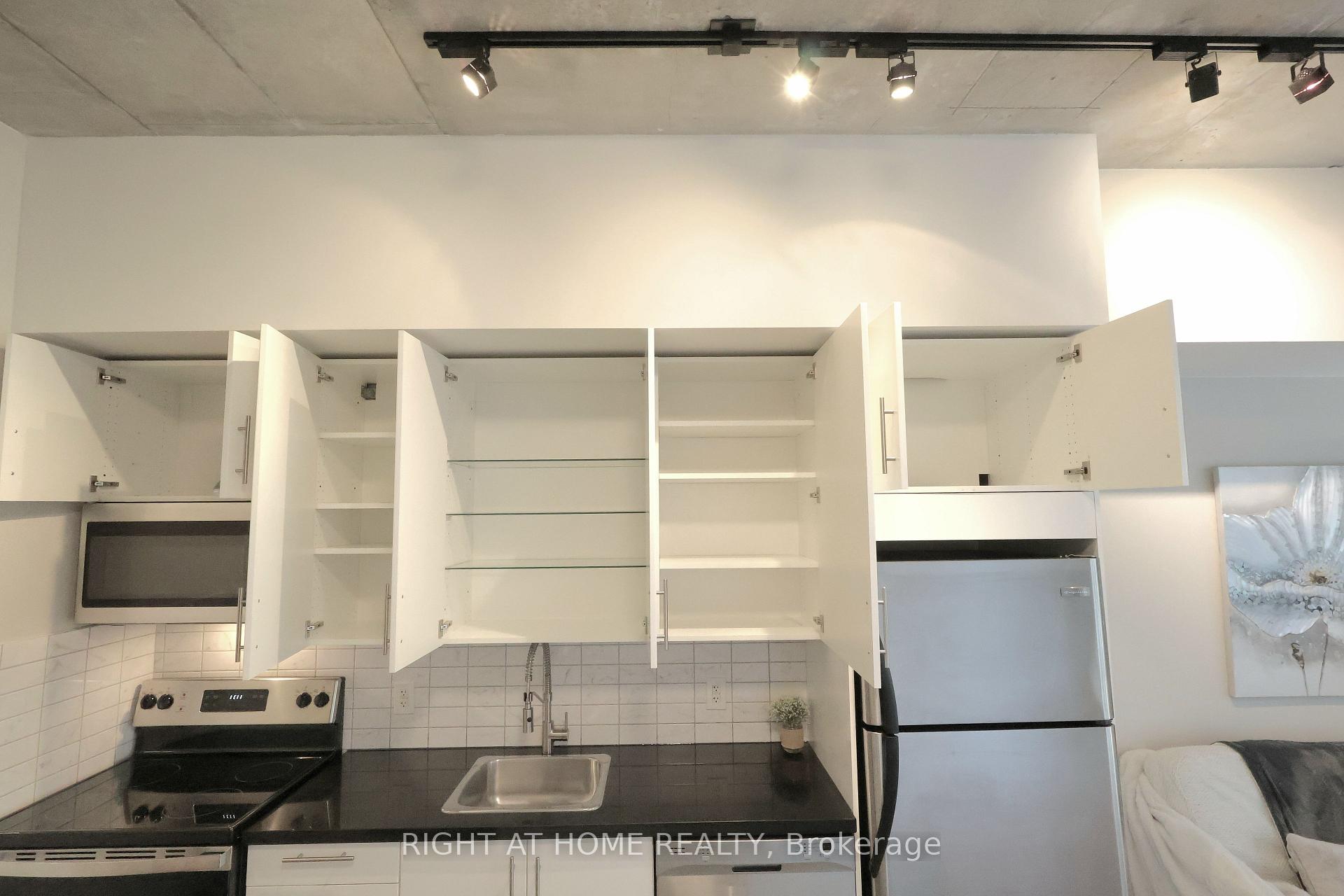 #208 - 33 Mill St, Toronto, ON M5A3R3 | 1 Bedroom 1 Bathroom Condo Apt | Image 5