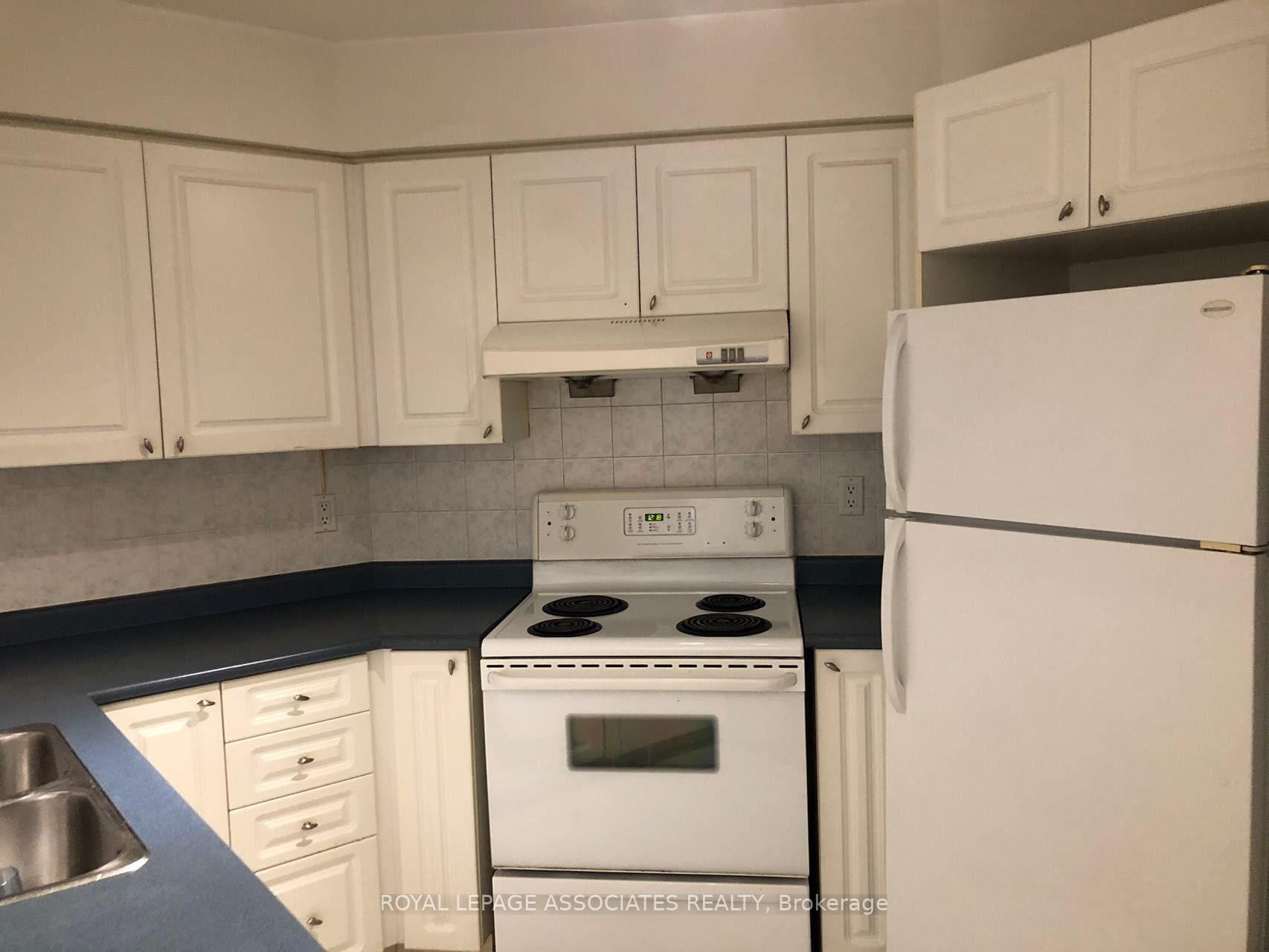 #805 - 909 Bay St, Toronto, ON M5S3G2 | 1 Bedroom 1 Bathroom Condo Apt | Image 2