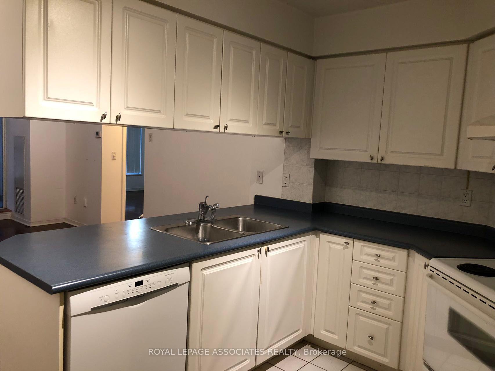 #805 - 909 Bay St, Toronto, ON M5S3G2 | 1 Bedroom 1 Bathroom Condo Apt | Image 3