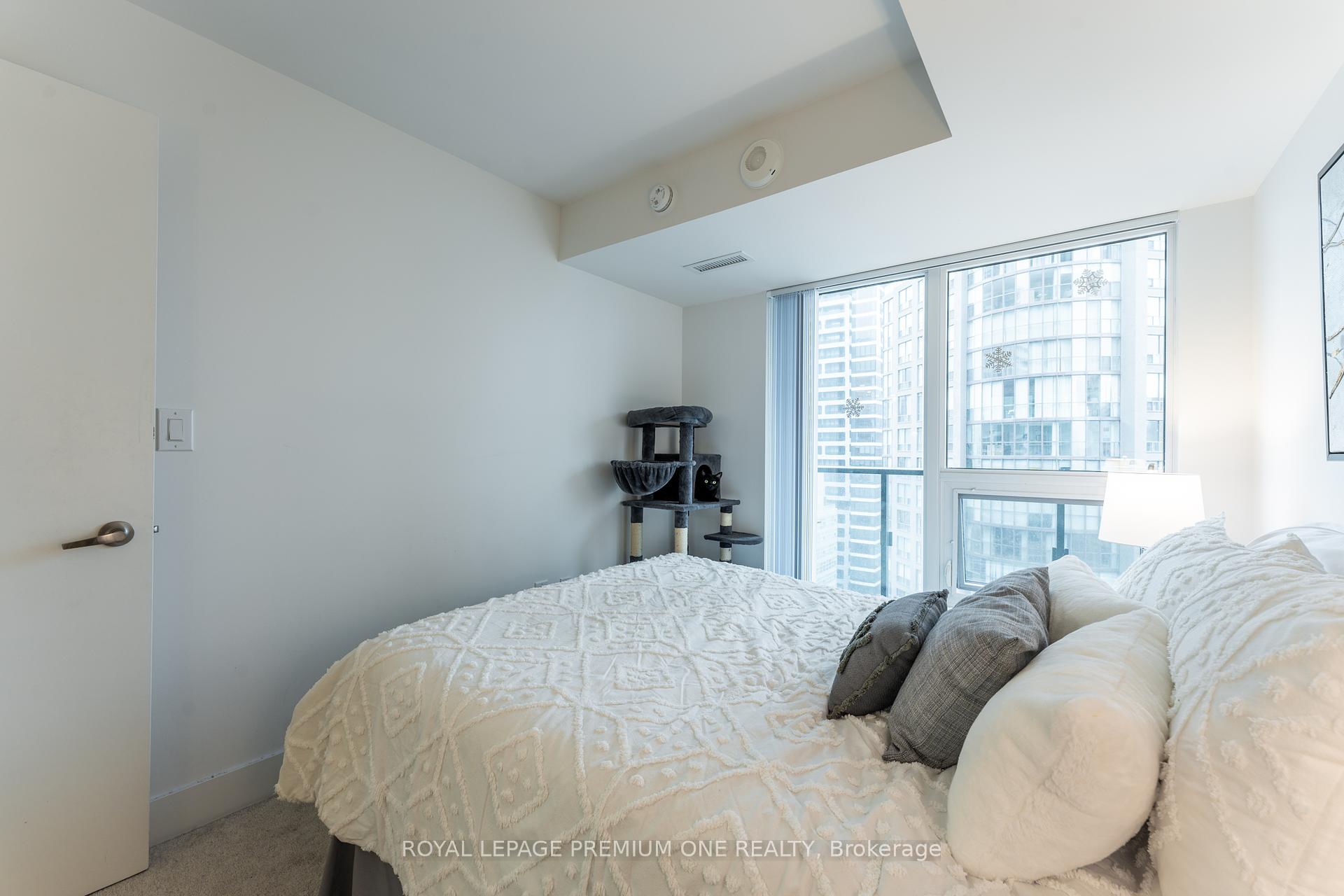 #2019 - 955 Bay St, Toronto, ON M5S0C6 | 1 Bedroom 1 Bathroom Condo Apt | Image 16