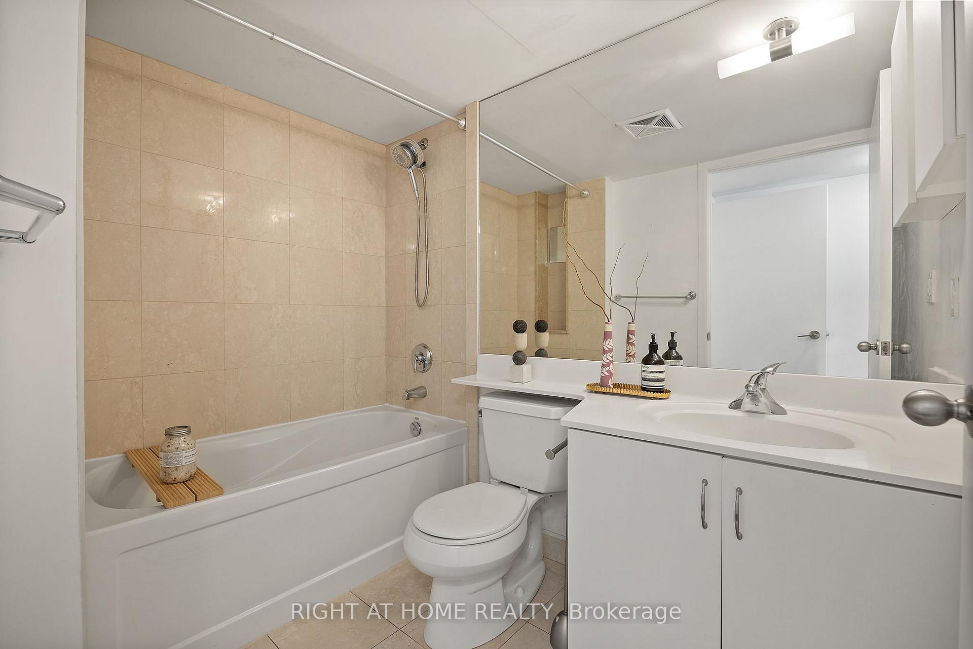 #419 - 215 Fort York Blvd, Toronto, ON M5V4A2 | 2 Bedroom 2 Bathroom Condo Apt | Image 20