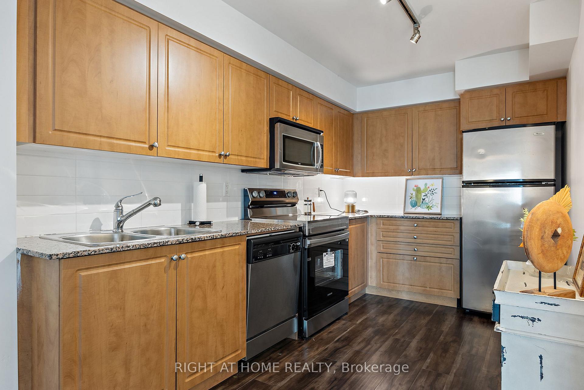 #419 - 215 Fort York Blvd, Toronto, ON M5V4A2 | 2 Bedroom 2 Bathroom Condo Apt | Image 9
