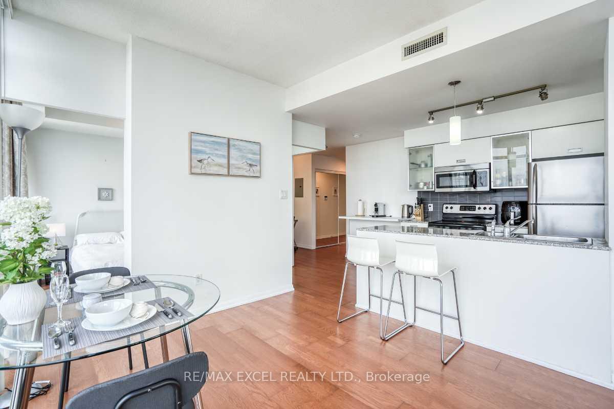 #4103 - 38 Grenville St, Toronto, ON M4Y1A5 | 2 Bedroom 2 Bathroom Condo Apt | Image 6