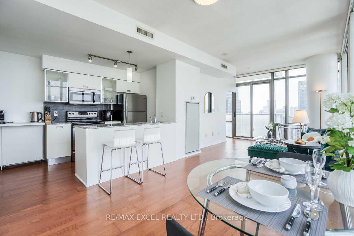 #4103 - 38 Grenville St, Toronto, ON M4Y1A5 | 2 Bedroom 2 Bathroom Condo Apt | Image 9