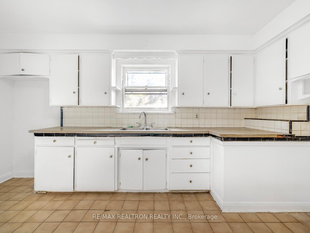 10 Laurelcrest Ave, Toronto, ON M3H2A4 | 3 Bedroom 2 Bathroom Detached House | Image 10