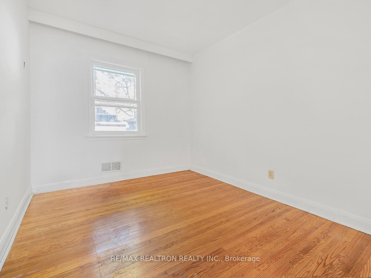 10 Laurelcrest Ave, Toronto, ON M3H2A4 | 3 Bedroom 2 Bathroom Detached House | Image 15