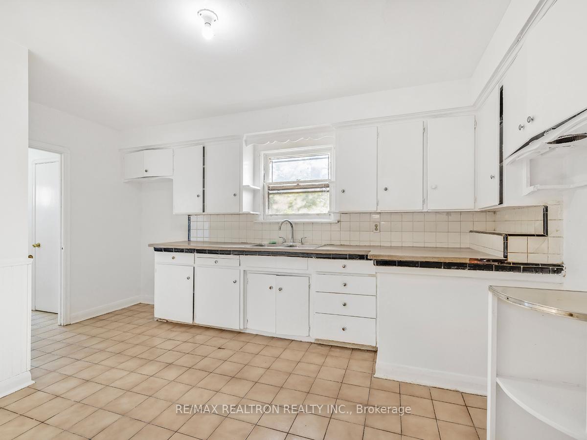 10 Laurelcrest Ave, Toronto, ON M3H2A4 | 3 Bedroom 2 Bathroom Detached House | Image 8