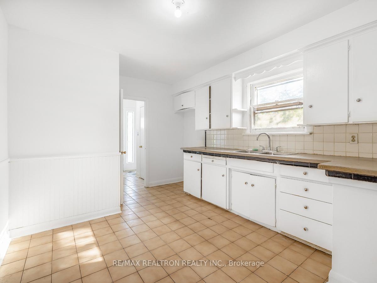10 Laurelcrest Ave, Toronto, ON M3H2A4 | 3 Bedroom 2 Bathroom Detached House | Image 9