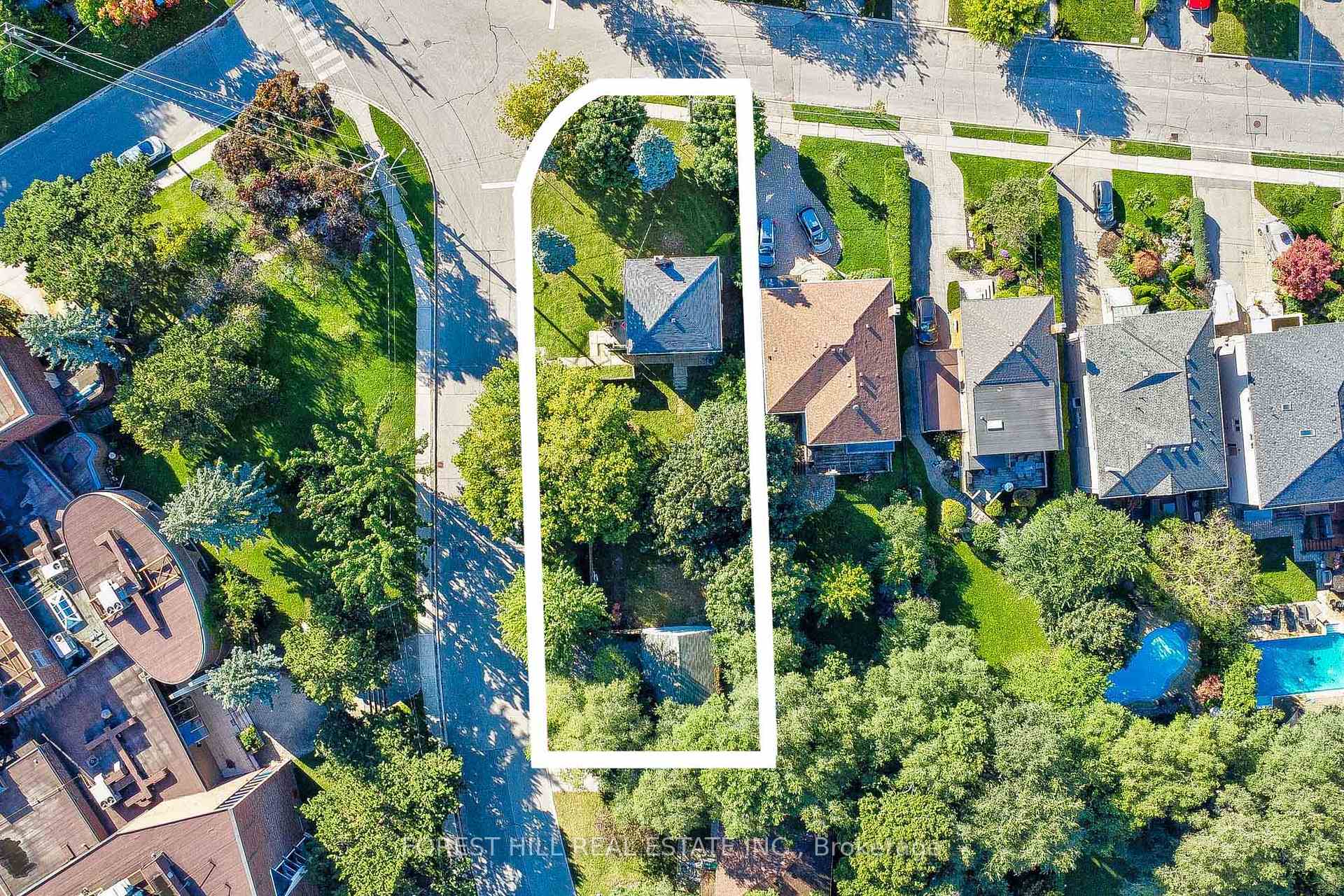 27 Westgate Blvd, Toronto, ON M3H1N8 | 3 Bedroom 2 Bathroom Detached House | Image 2