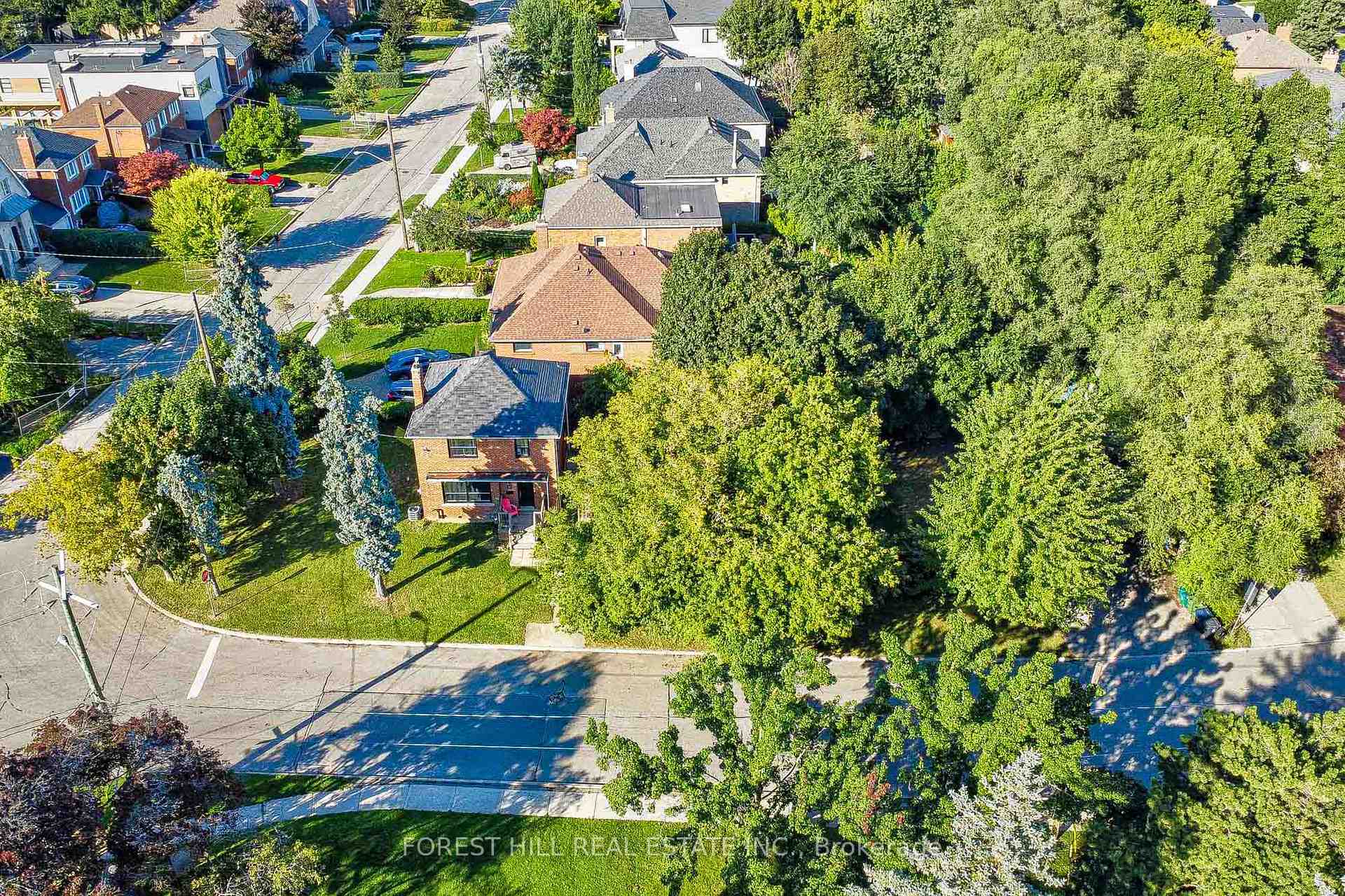 27 Westgate Blvd, Toronto, ON M3H1N8 | 3 Bedroom 2 Bathroom Detached House | Image 3
