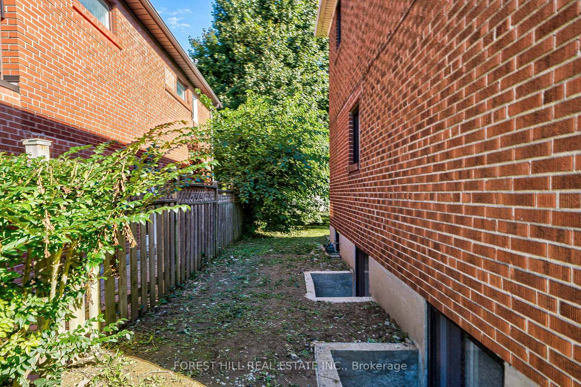 27 Westgate Blvd, Toronto, ON M3H1N8 | 3 Bedroom 2 Bathroom Detached House | Image 9