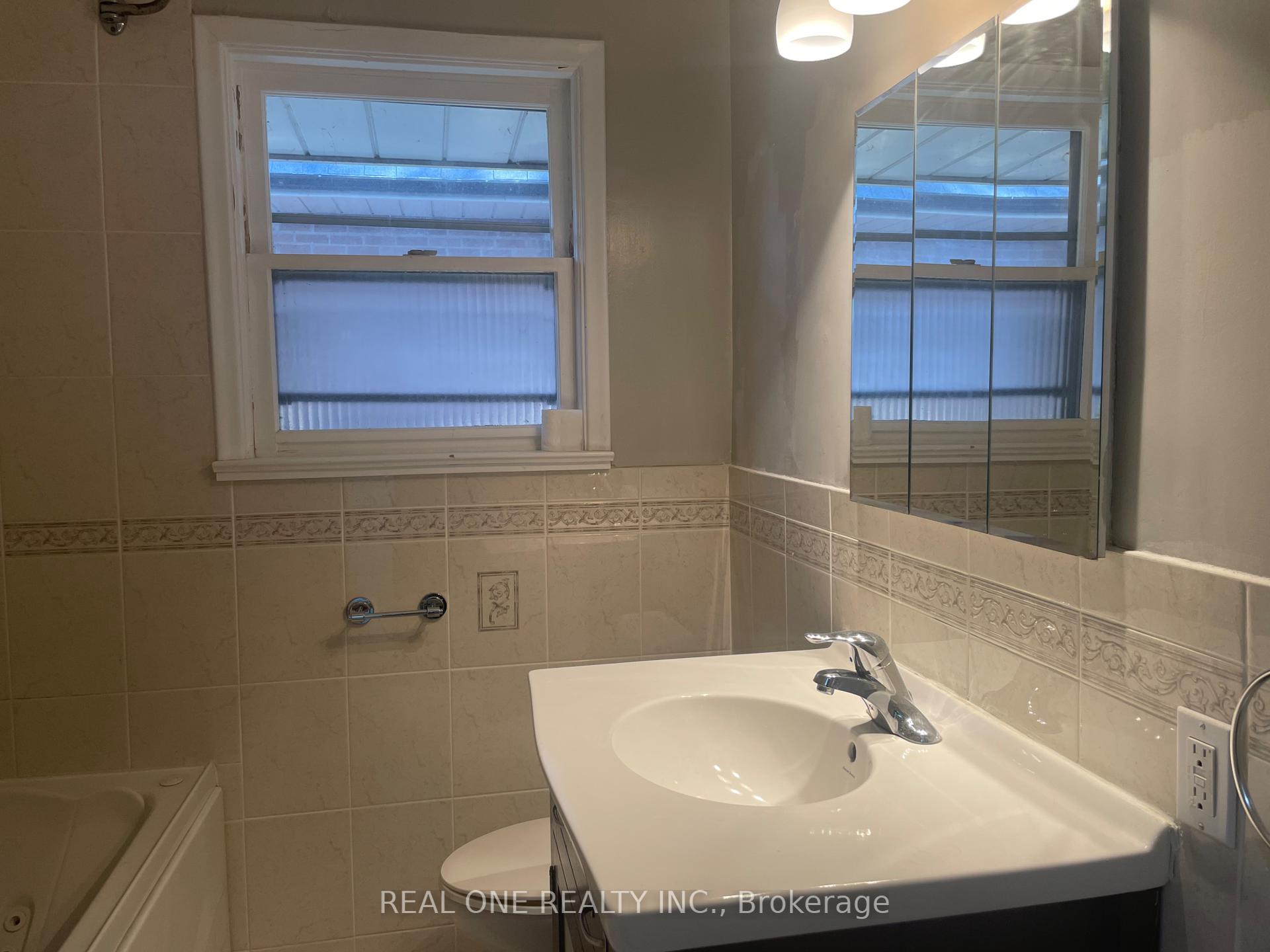 39 Muircrest Dr, Toronto, ON M3A1K7 | 3 Bedroom 2 Bathroom Detached House | Image 10