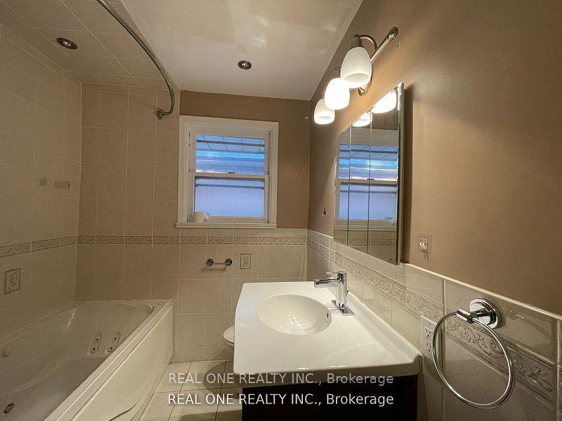 39 Muircrest Dr, Toronto, ON M3A1K7 | 3 Bedroom 2 Bathroom Detached House | Image 11