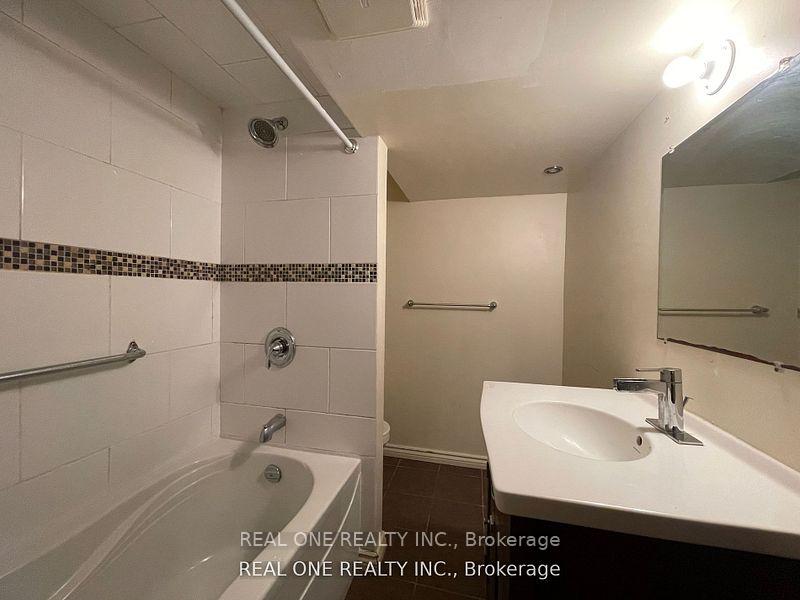 39 Muircrest Dr, Toronto, ON M3A1K7 | 3 Bedroom 2 Bathroom Detached House | Image 12