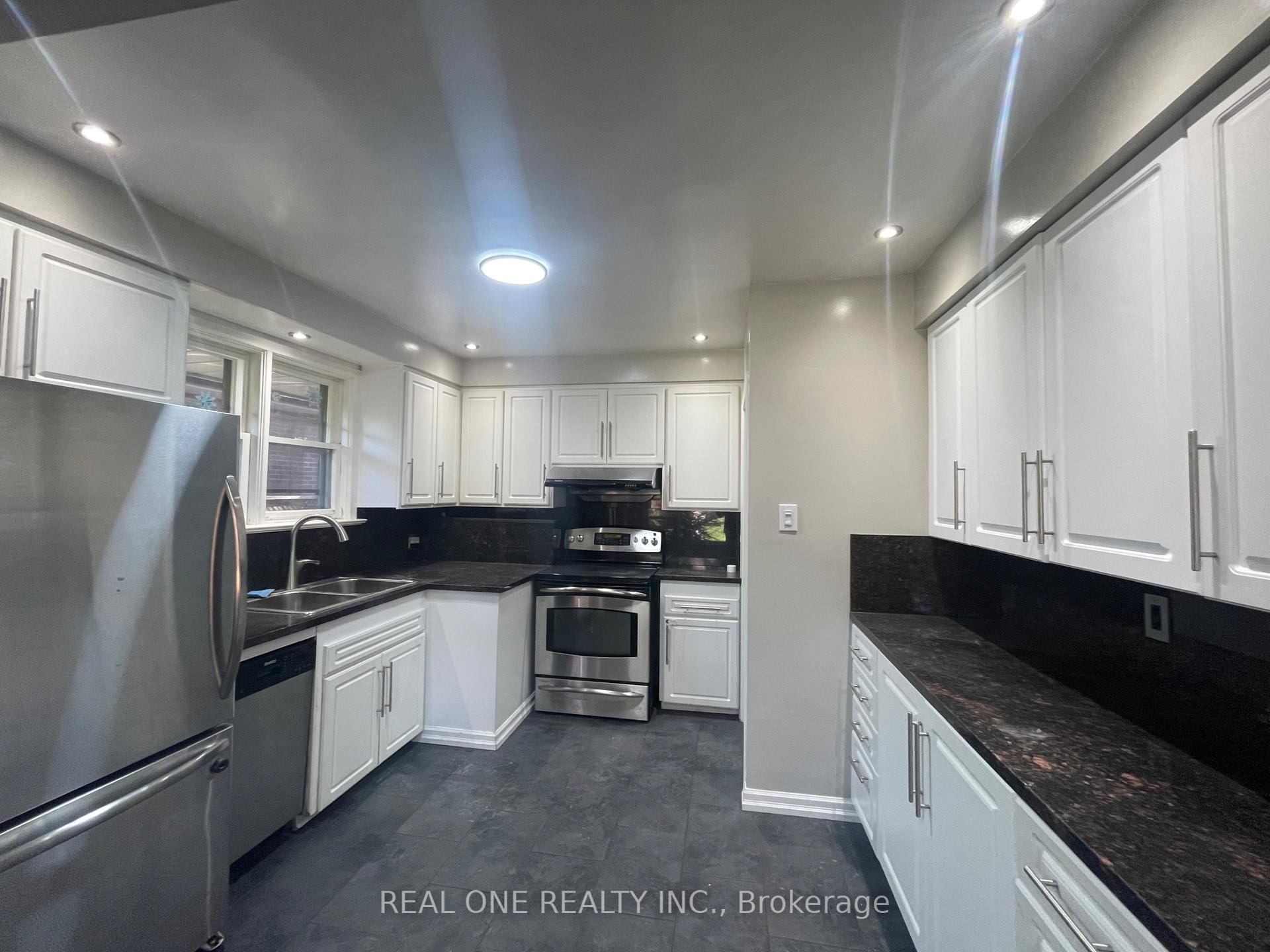 39 Muircrest Dr, Toronto, ON M3A1K7 | 3 Bedroom 2 Bathroom Detached House | Image 4