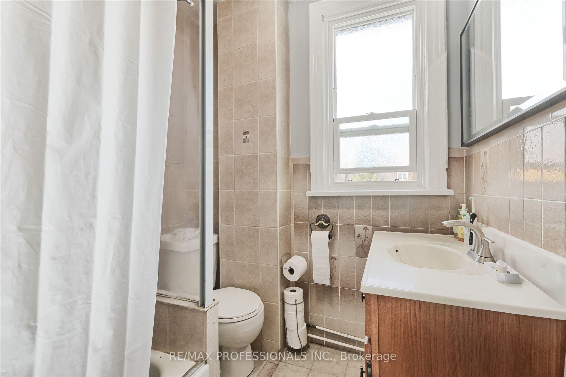 166 Grace St, Toronto, ON M6G3A6 | 5 Bedroom 4 Bathroom Semi-Detached House | Image 15