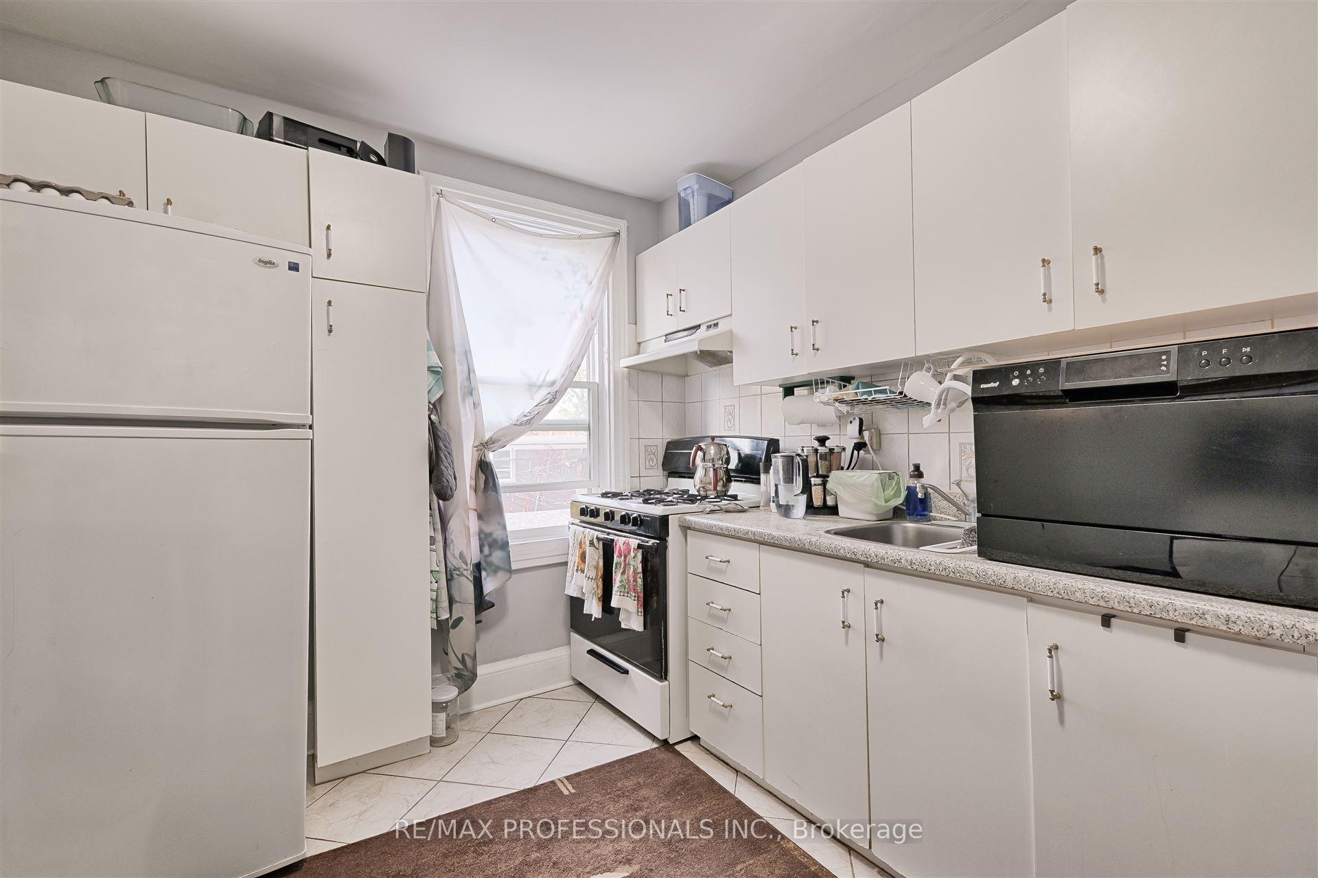 166 Grace St, Toronto, ON M6G3A6 | 5 Bedroom 4 Bathroom Semi-Detached House | Image 18