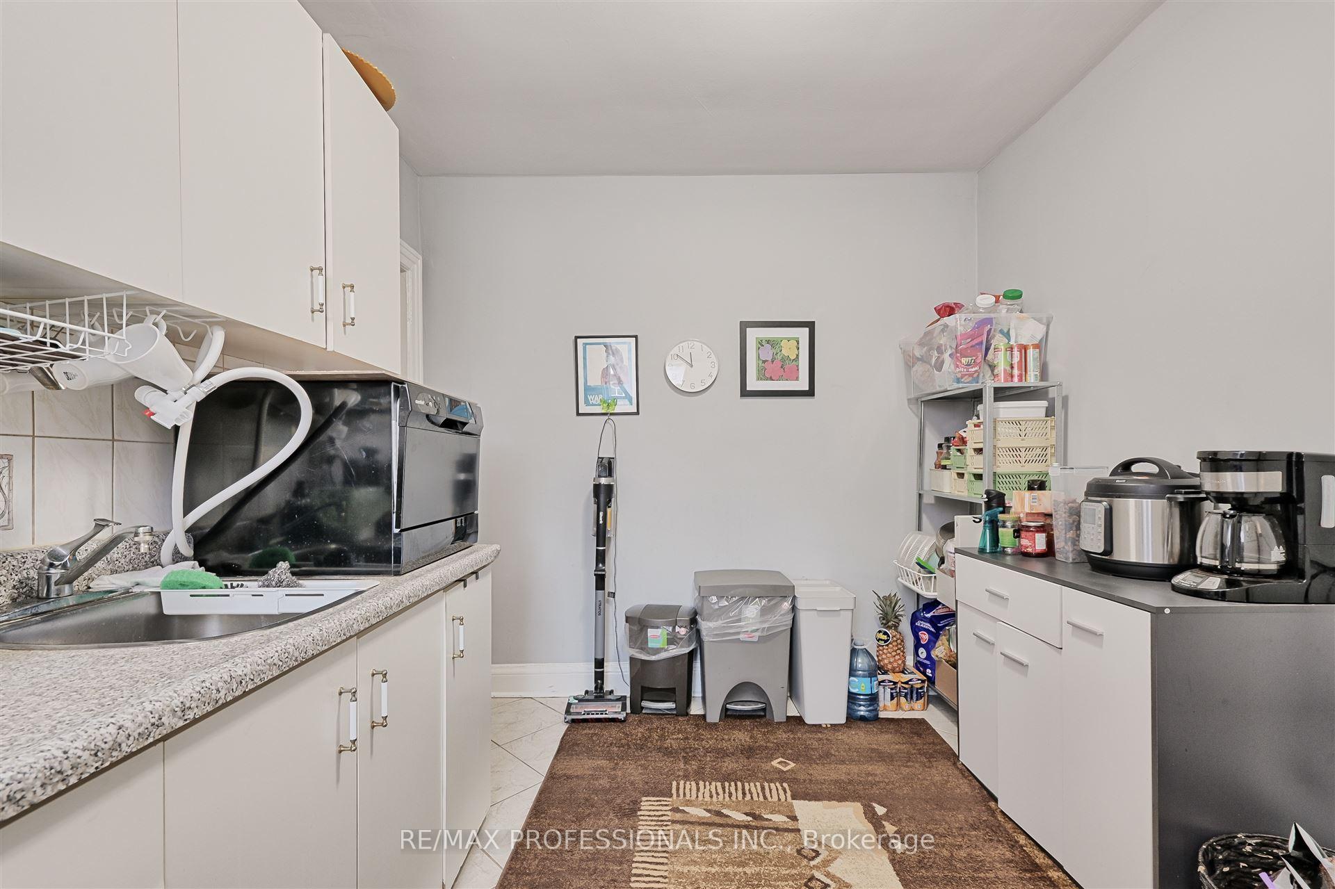 166 Grace St, Toronto, ON M6G3A6 | 5 Bedroom 4 Bathroom Semi-Detached House | Image 19