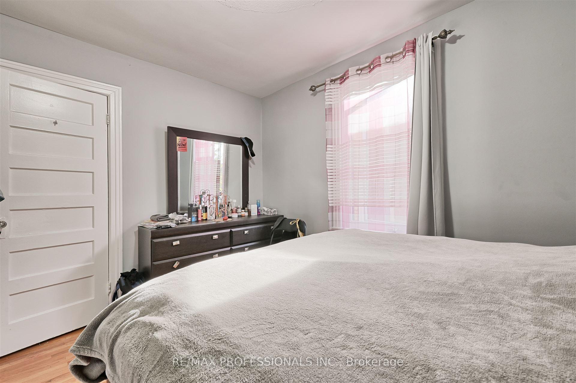 166 Grace St, Toronto, ON M6G3A6 | 5 Bedroom 4 Bathroom Semi-Detached House | Image 21