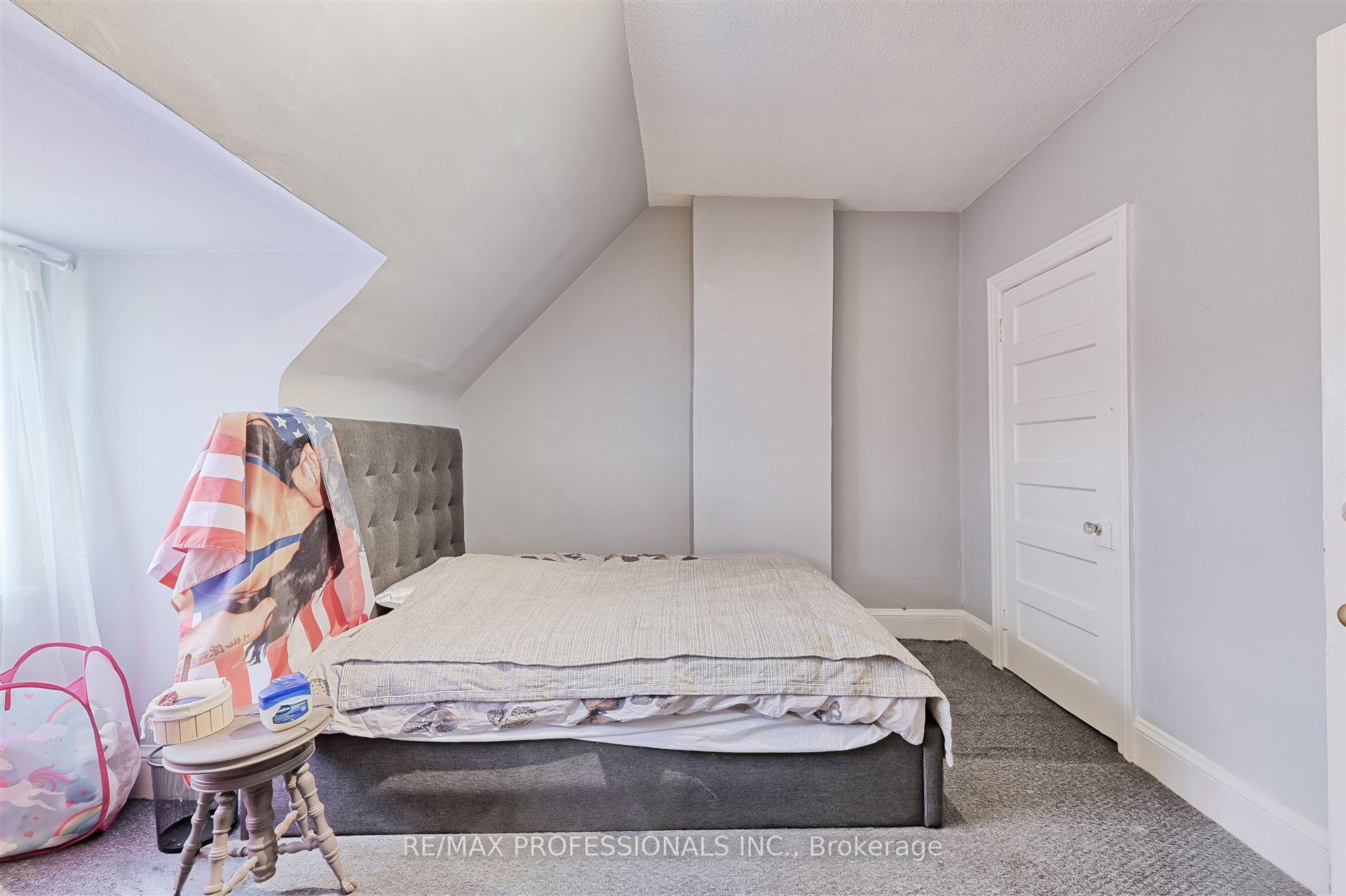 166 Grace St, Toronto, ON M6G3A6 | 5 Bedroom 4 Bathroom Semi-Detached House | Image 25