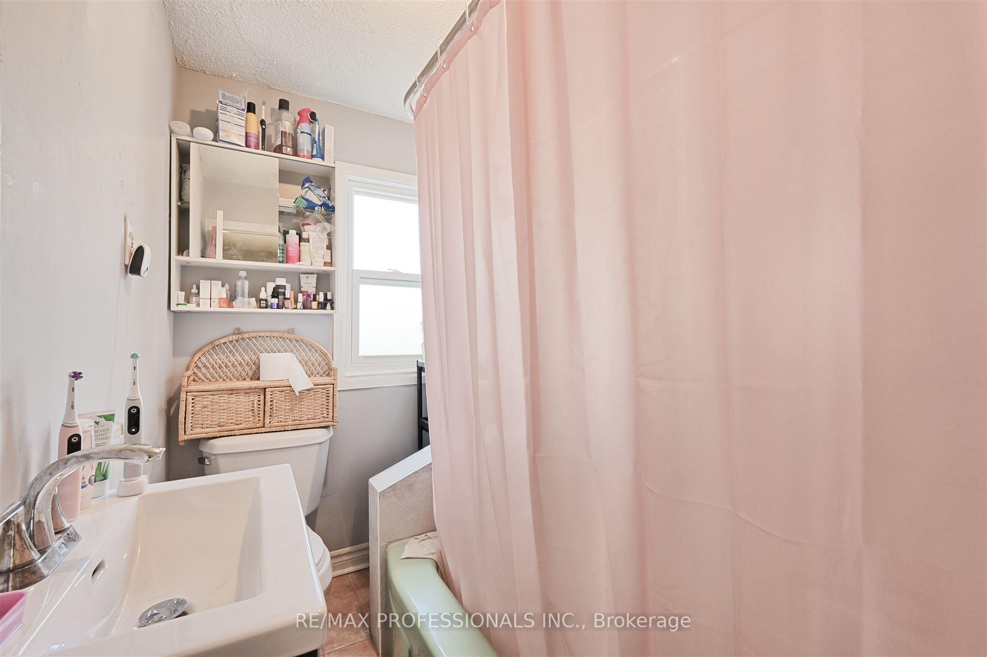 166 Grace St, Toronto, ON M6G3A6 | 5 Bedroom 4 Bathroom Semi-Detached House | Image 27