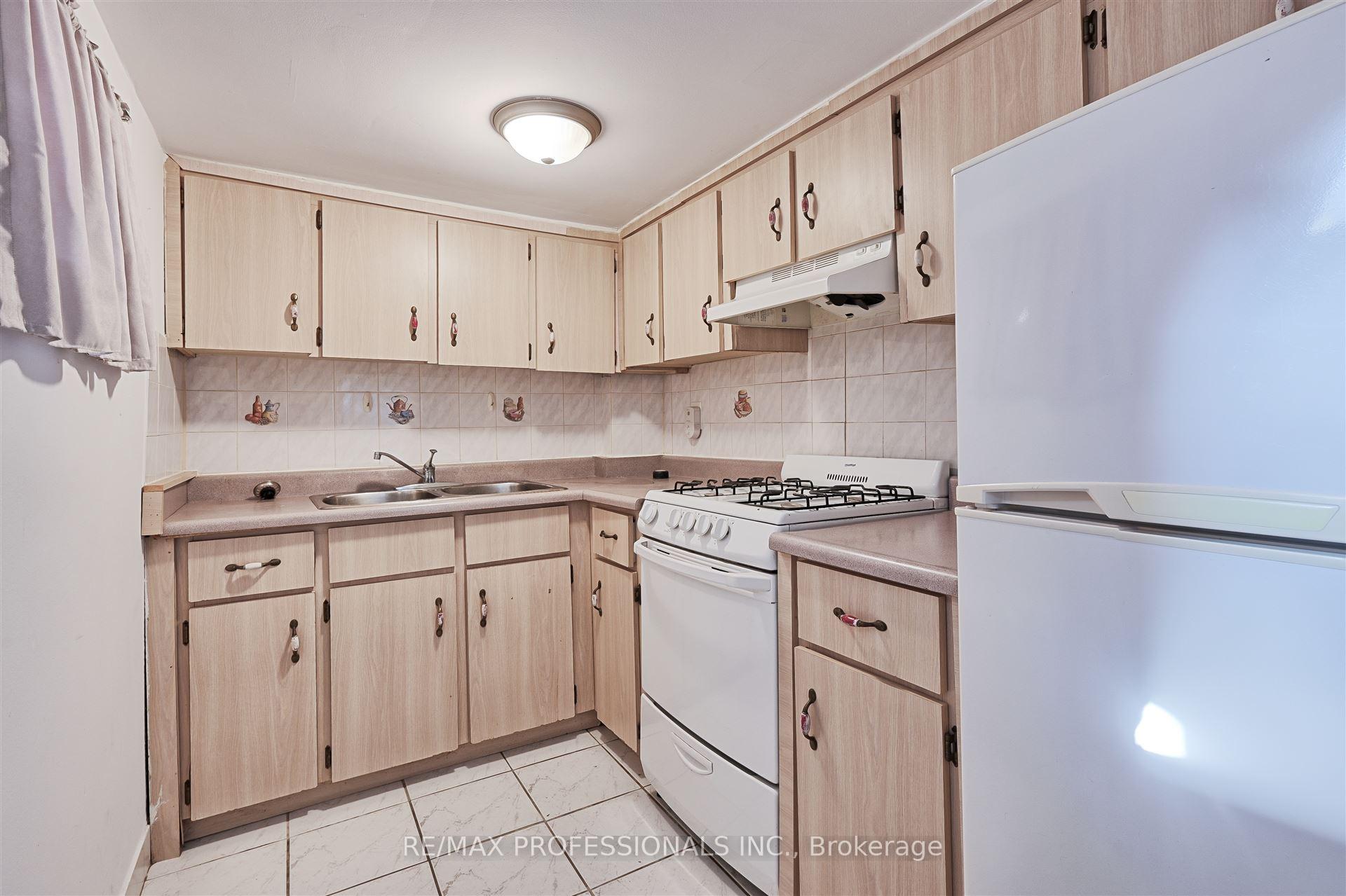 166 Grace St, Toronto, ON M6G3A6 | 5 Bedroom 4 Bathroom Semi-Detached House | Image 31