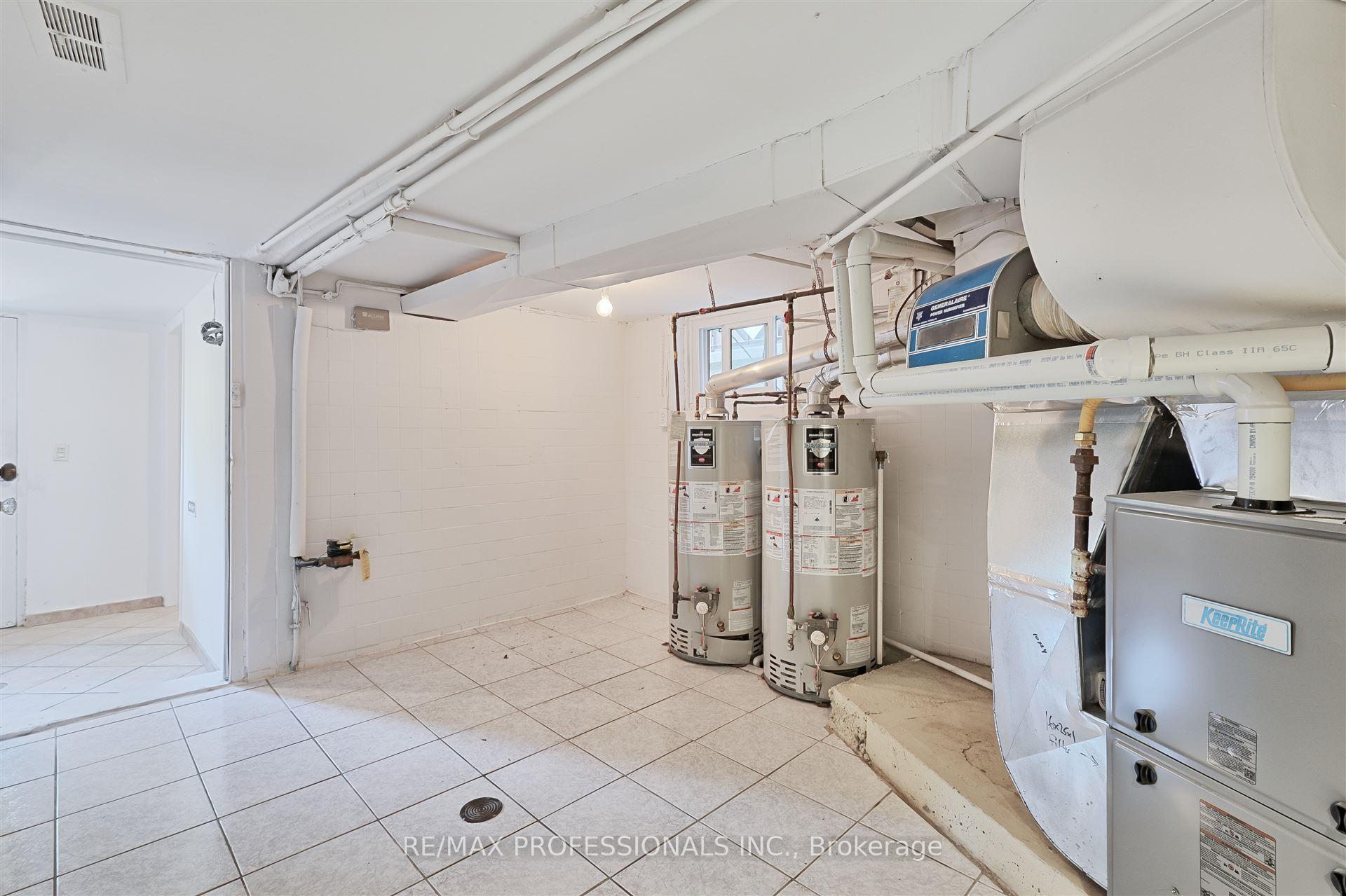 166 Grace St, Toronto, ON M6G3A6 | 5 Bedroom 4 Bathroom Semi-Detached House | Image 36