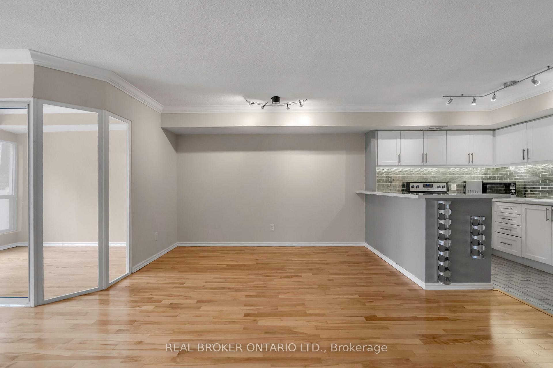 #2113 - 25 The Esplanade, Toronto, ON M5E1W5 | 1 Bedroom 2 Bathroom Condo Apt | Image 10