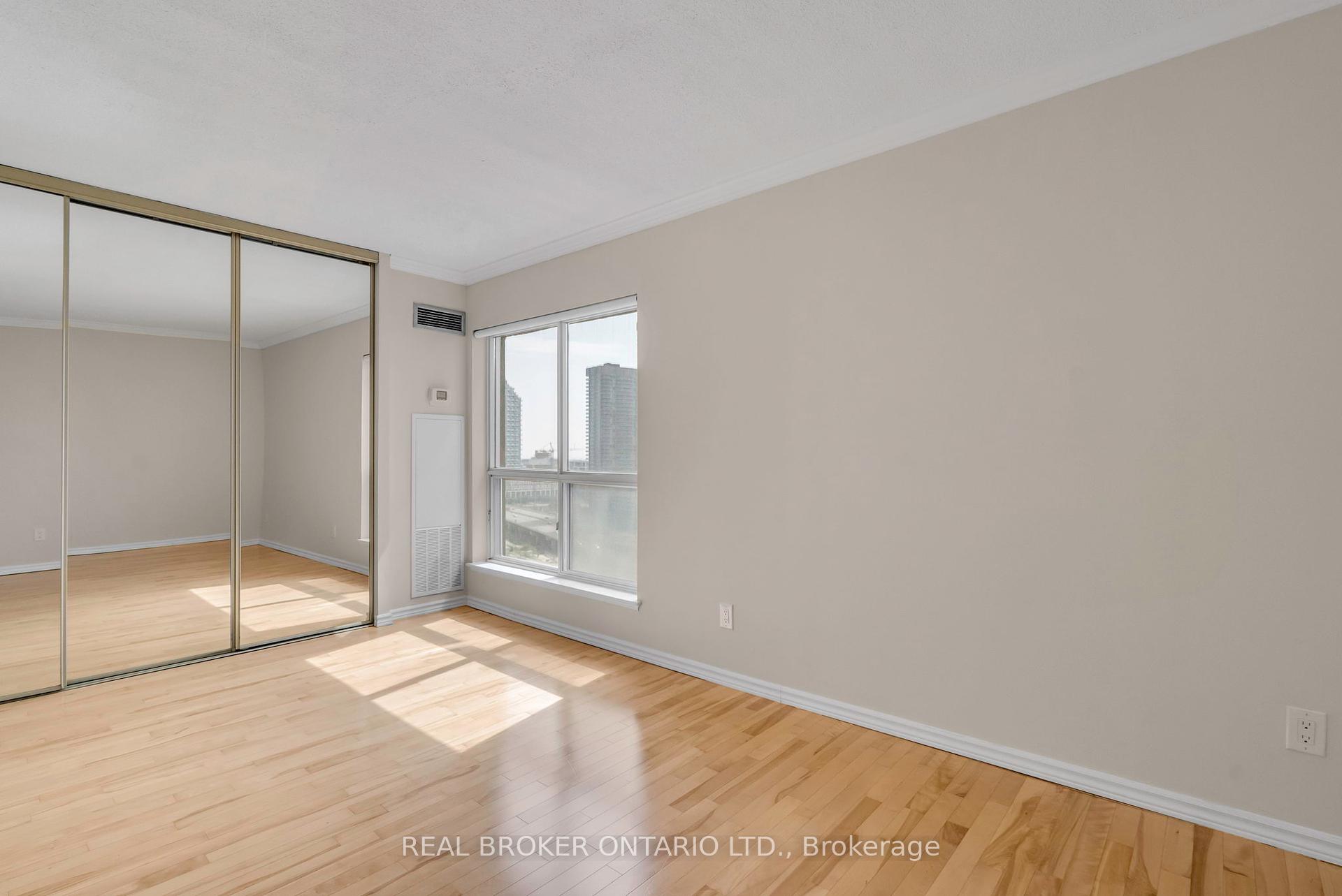 #2113 - 25 The Esplanade, Toronto, ON M5E1W5 | 1 Bedroom 2 Bathroom Condo Apt | Image 23