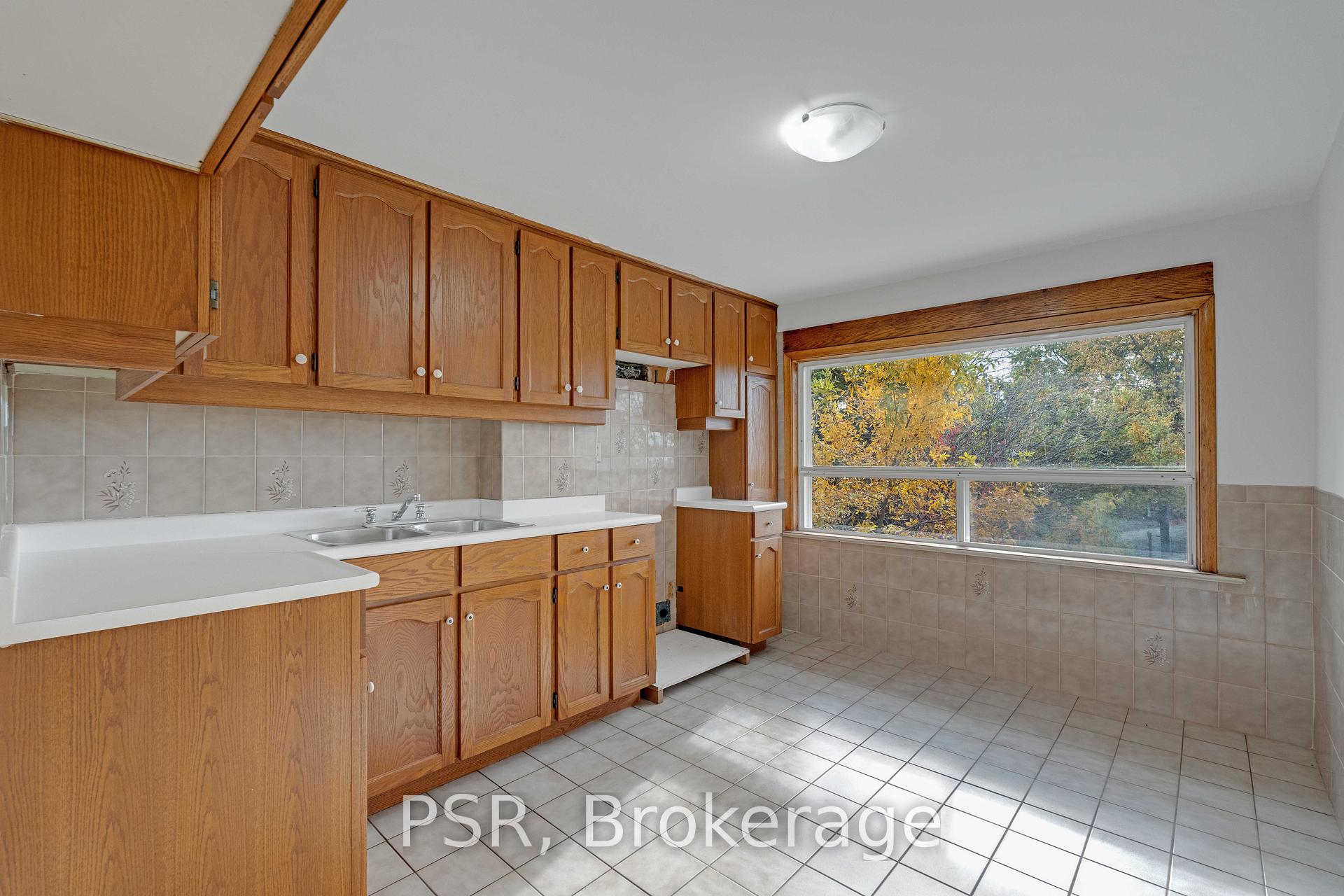 7 Earnscliffe Rd N, Toronto, ON M6E1J4 | 4 Bedroom 3 Bathroom Detached House | Image 10