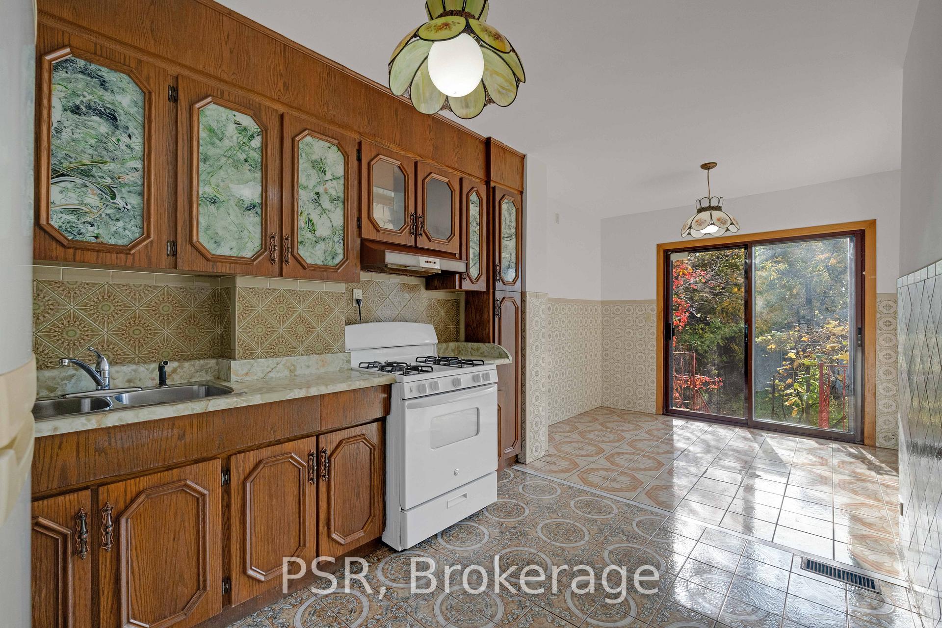 7 Earnscliffe Rd N, Toronto, ON M6E1J4 | 4 Bedroom 3 Bathroom Detached House | Image 5