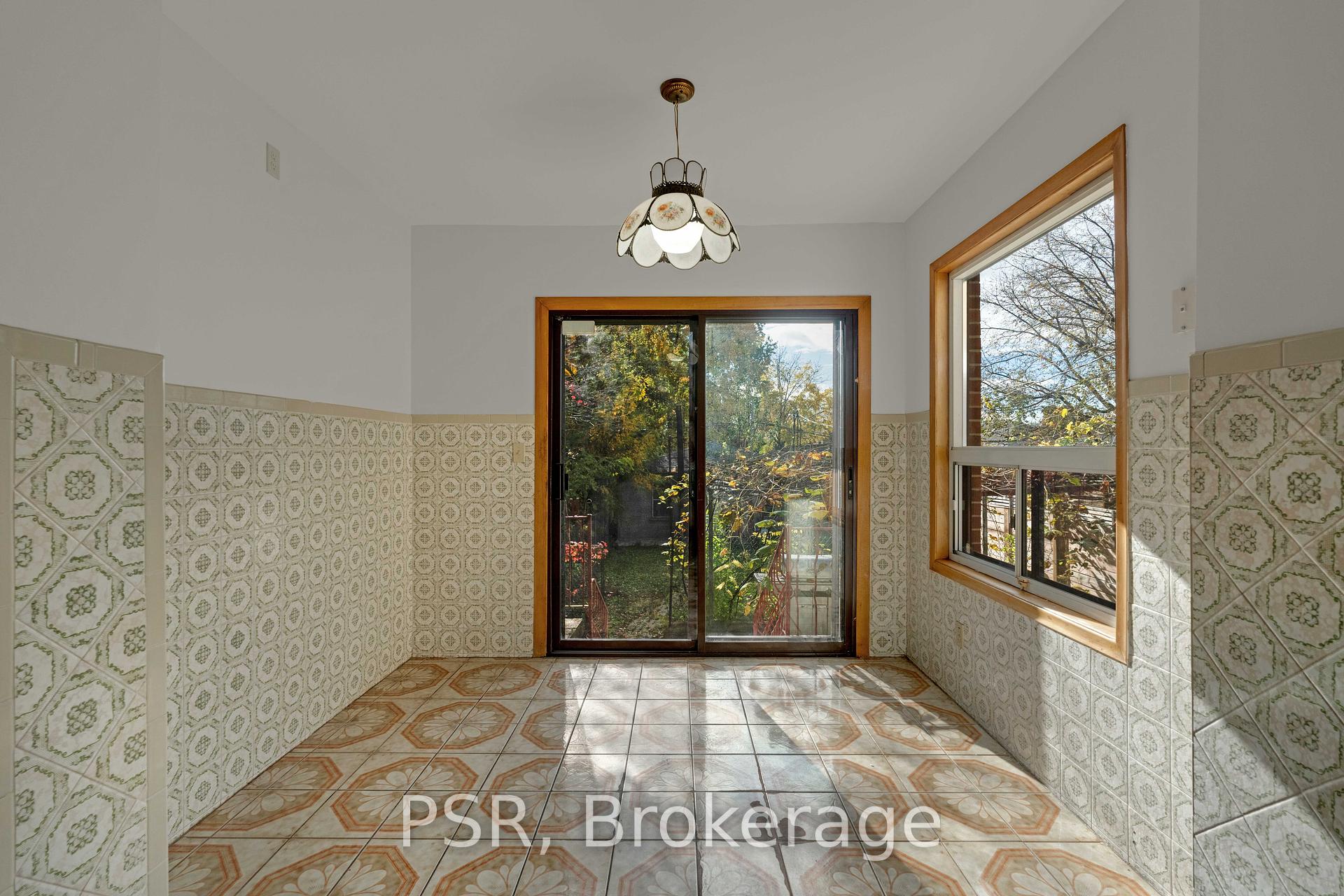 7 Earnscliffe Rd N, Toronto, ON M6E1J4 | 4 Bedroom 3 Bathroom Detached House | Image 6