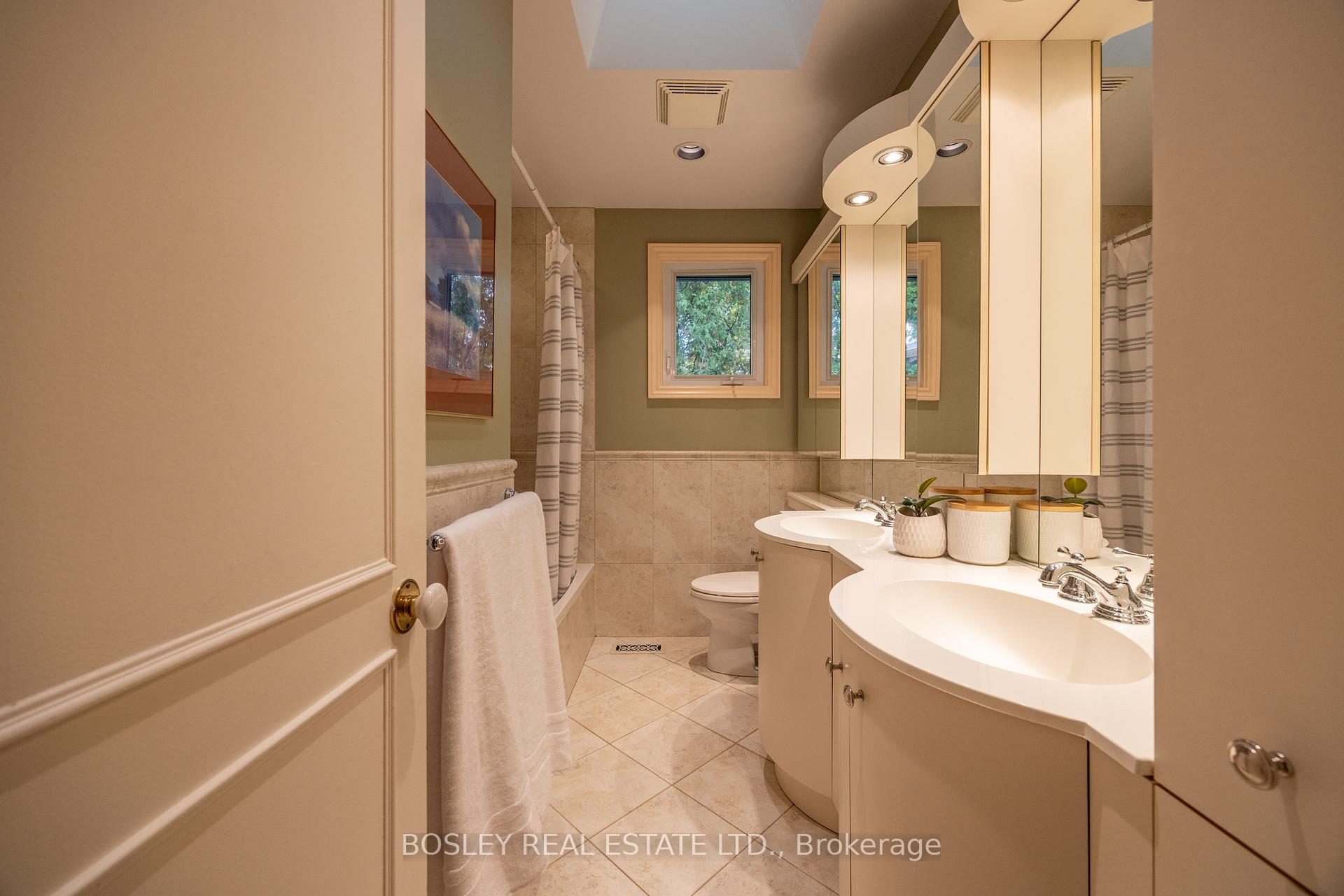 195 Upper Canada Dr, Toronto, ON M2P1T2 | 4 Bedroom 3 Bathroom Detached House | Image 36