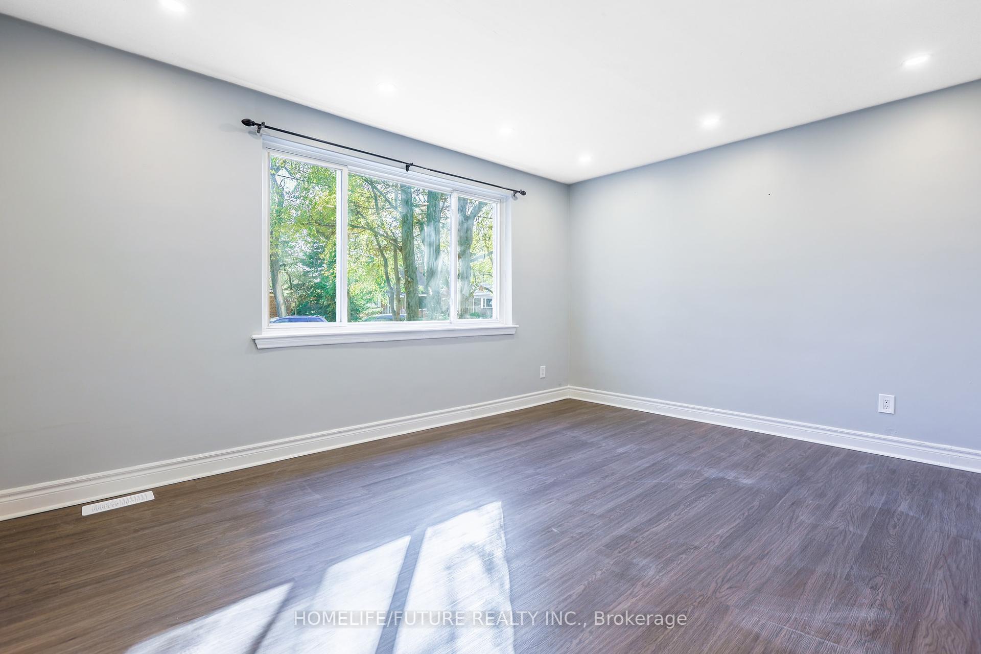 226 Oakridge Dr, Toronto, ON M1M2B3 | 3 Bedroom 2 Bathroom Detached House | Image 10
