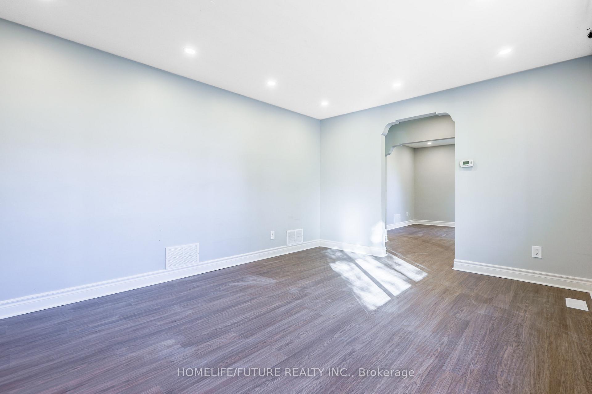 226 Oakridge Dr, Toronto, ON M1M2B3 | 3 Bedroom 2 Bathroom Detached House | Image 12