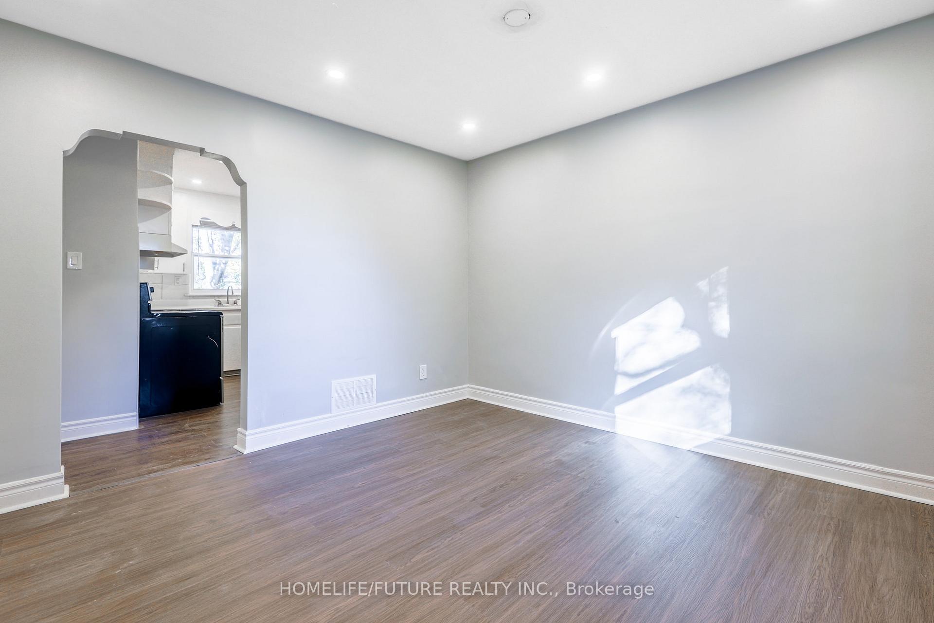 226 Oakridge Dr, Toronto, ON M1M2B3 | 3 Bedroom 2 Bathroom Detached House | Image 9