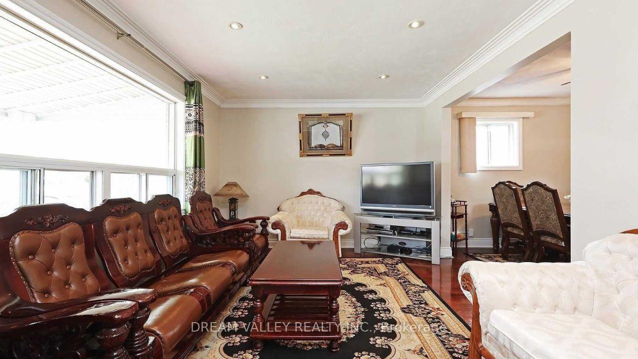 55 Colonial Ave, Toronto, ON M1M2C4 | 3 Bedroom 3 Bathroom Detached House | Image 4