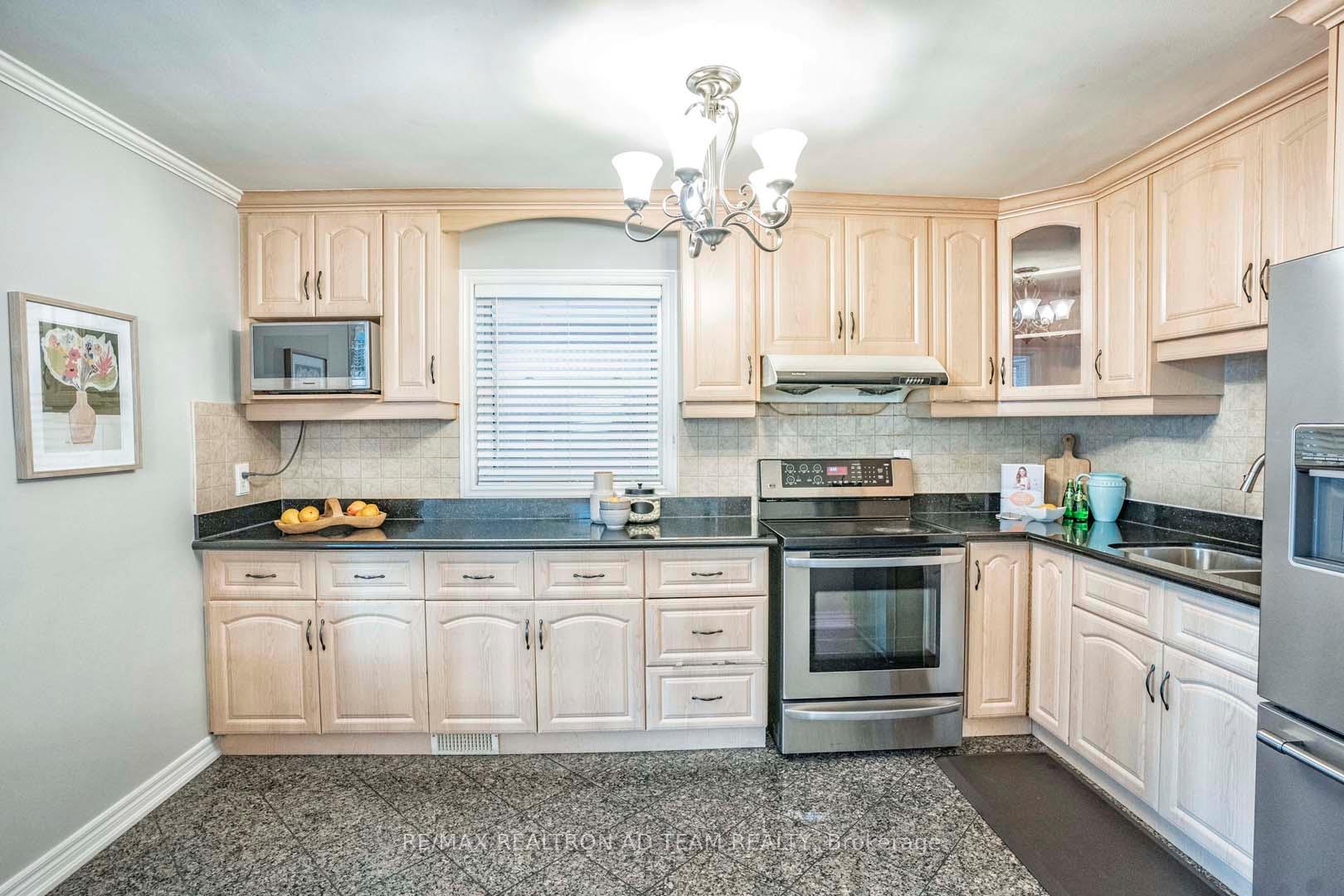 110 Seminole Ave, Toronto, ON M1J1N7 | 3 Bedroom 2 Bathroom Detached House | Image 12