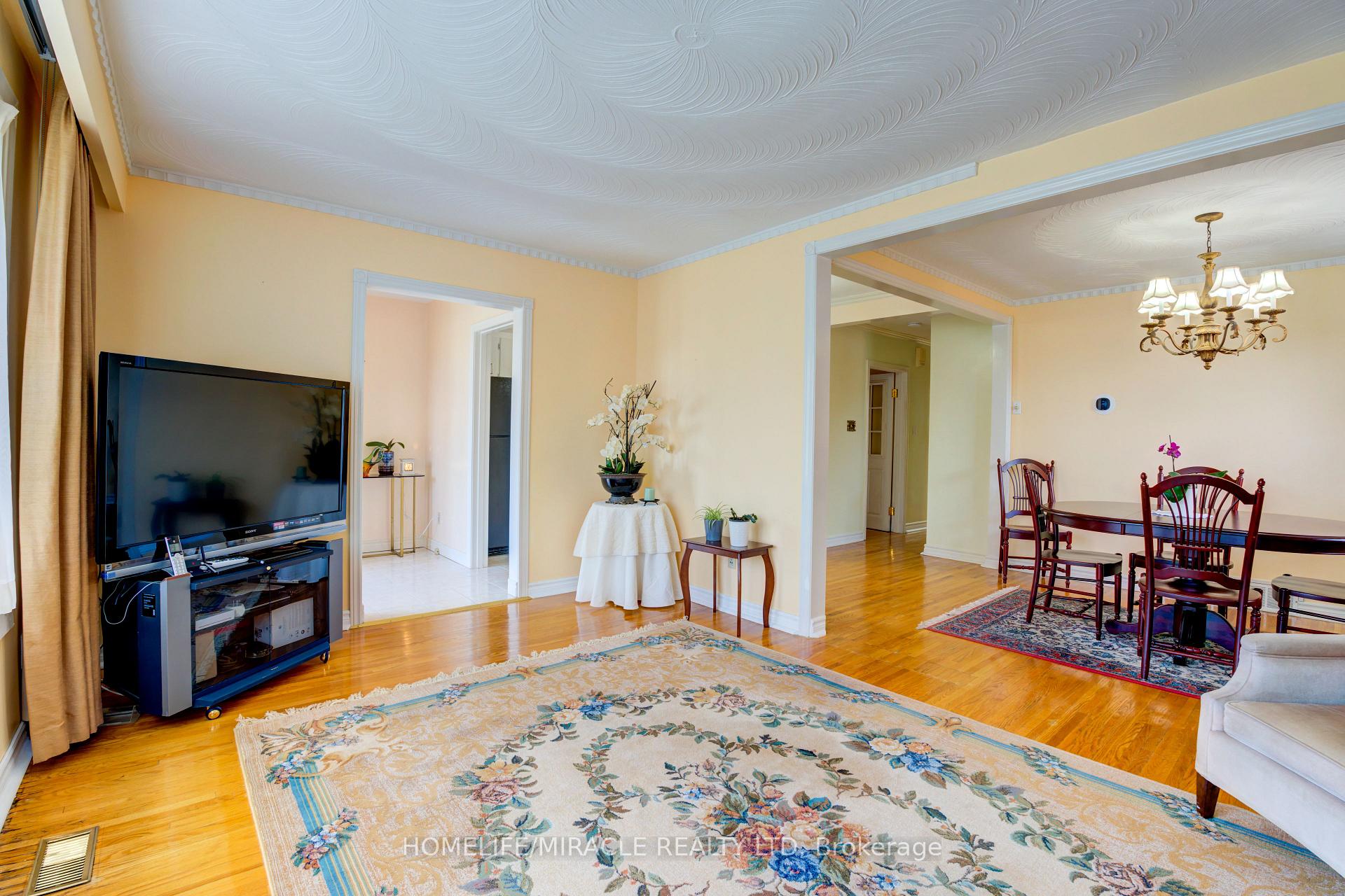 24 Ivanhoe Crt, Toronto, ON M1R3G9 | 3 Bedroom 2 Bathroom Detached House | Image 10