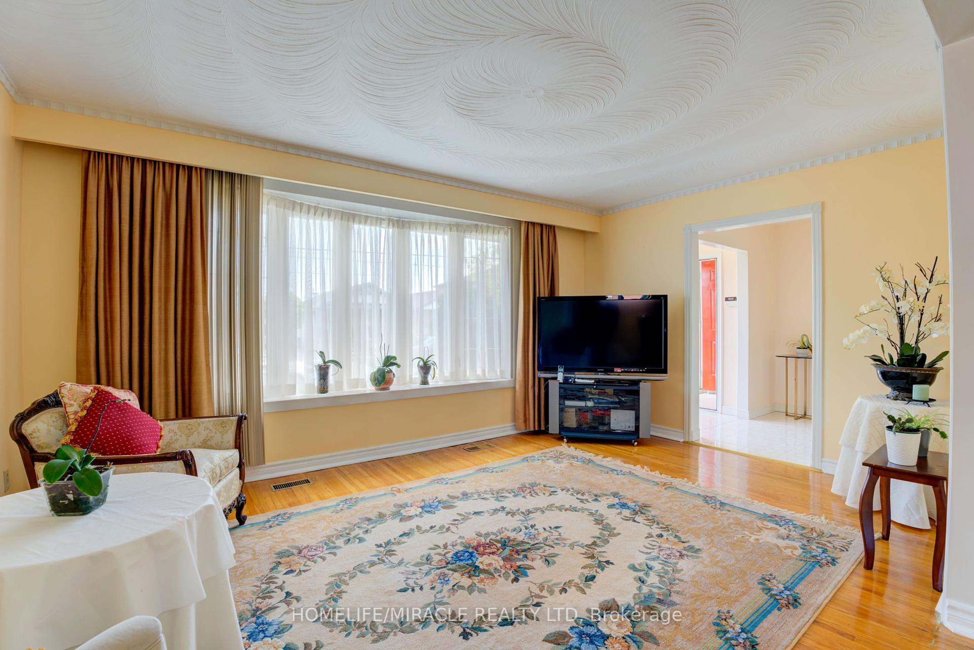 24 Ivanhoe Crt, Toronto, ON M1R3G9 | 3 Bedroom 2 Bathroom Detached House | Image 11