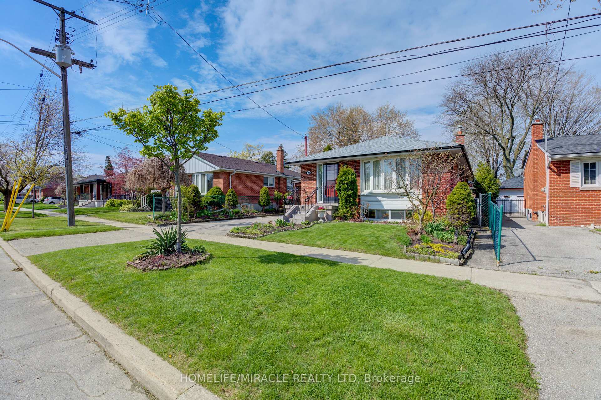 24 Ivanhoe Crt, Toronto, ON M1R3G9 | 3 Bedroom 2 Bathroom Detached House | Image 2