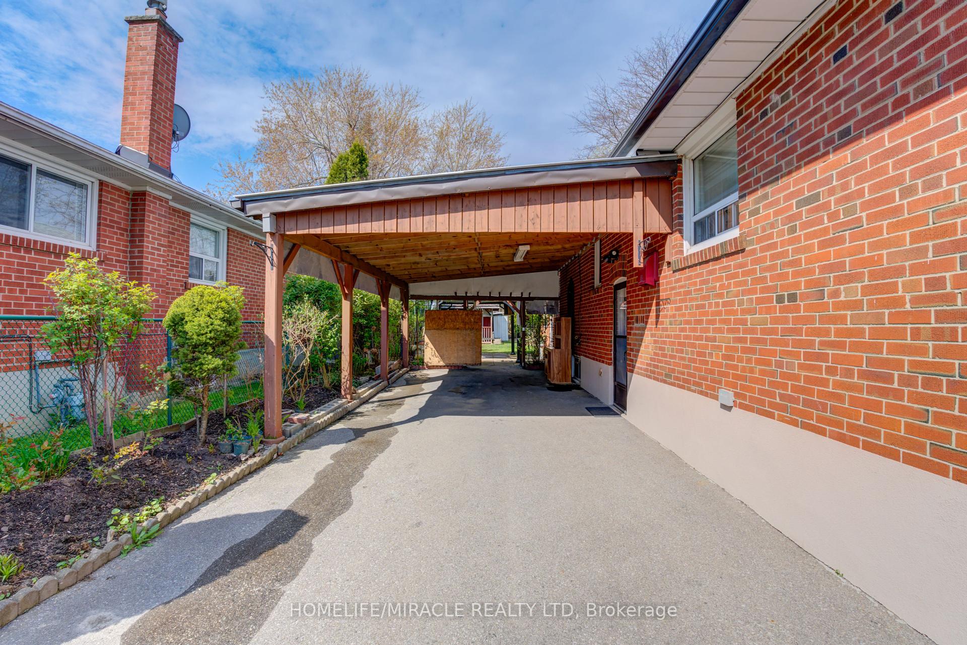 24 Ivanhoe Crt, Toronto, ON M1R3G9 | 3 Bedroom 2 Bathroom Detached House | Image 4
