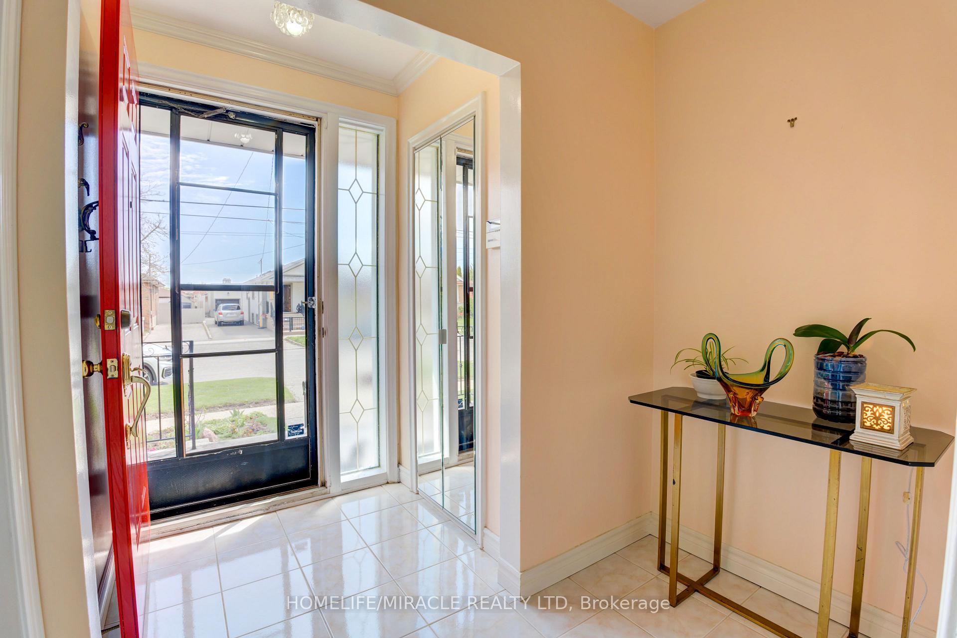 24 Ivanhoe Crt, Toronto, ON M1R3G9 | 3 Bedroom 2 Bathroom Detached House | Image 6